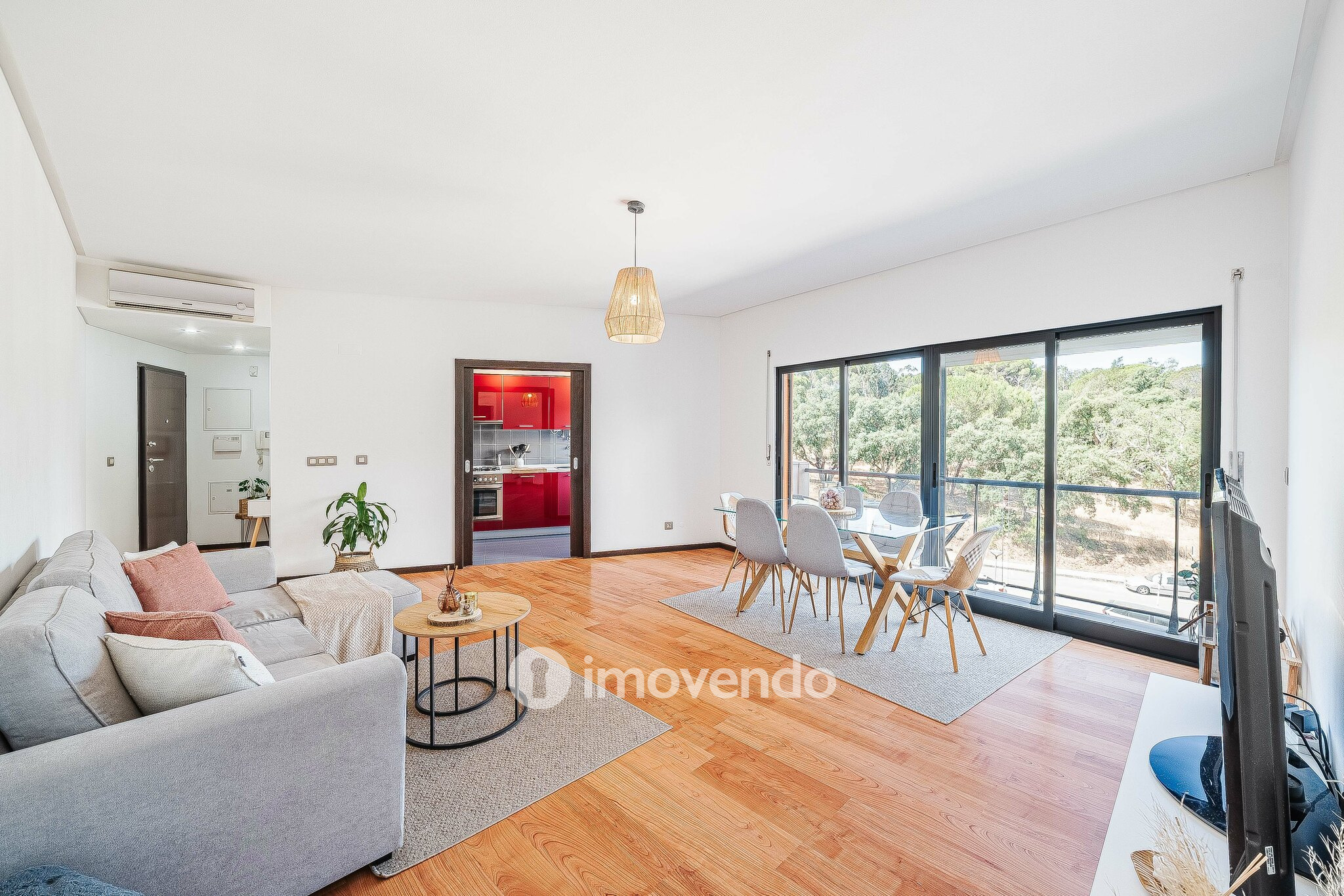 Apartamento T1 moderno, com varanda e áreas amplas, em Corroios