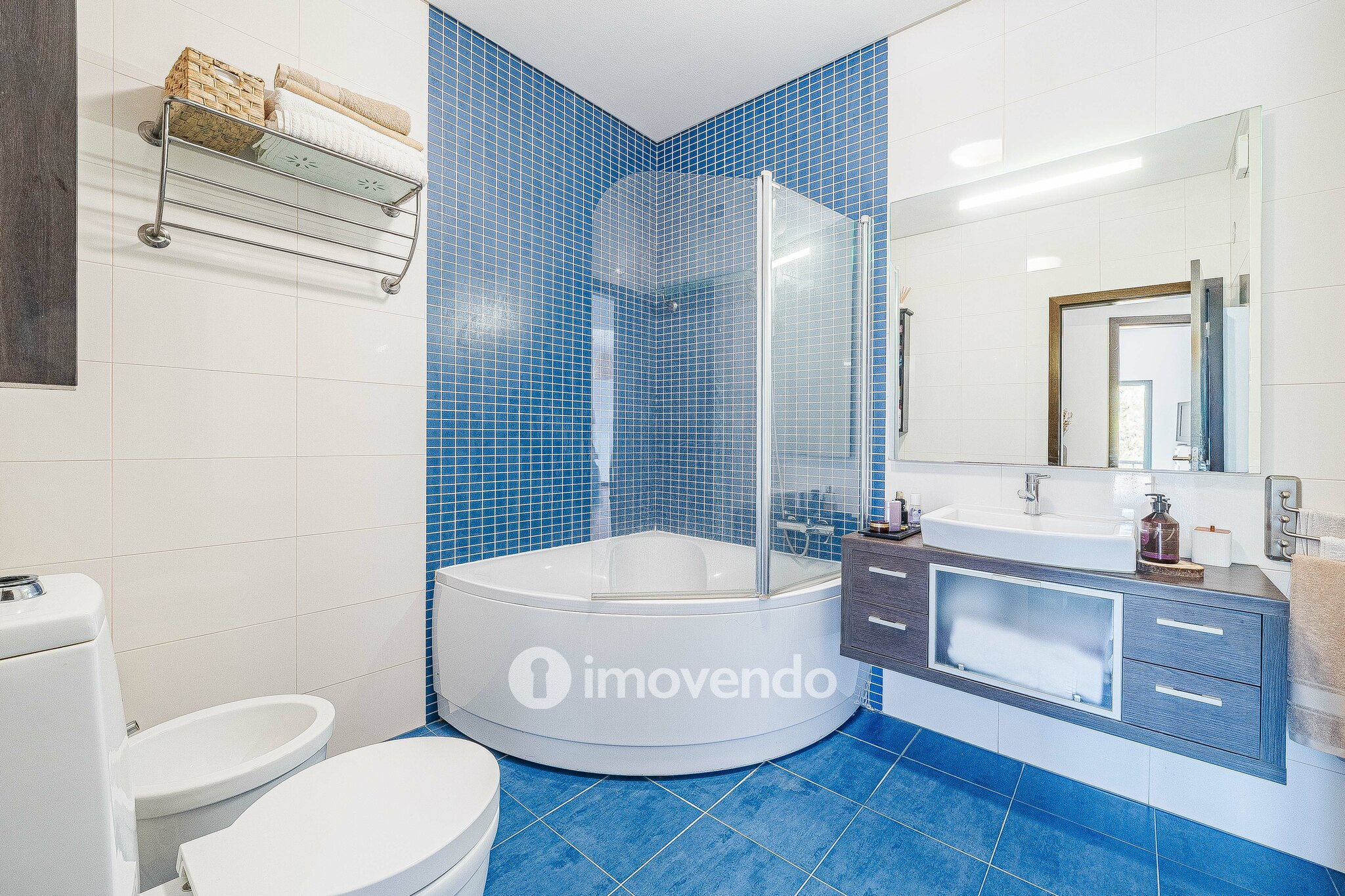 Apartamento T1 moderno, com varanda e áreas amplas, em Corroios