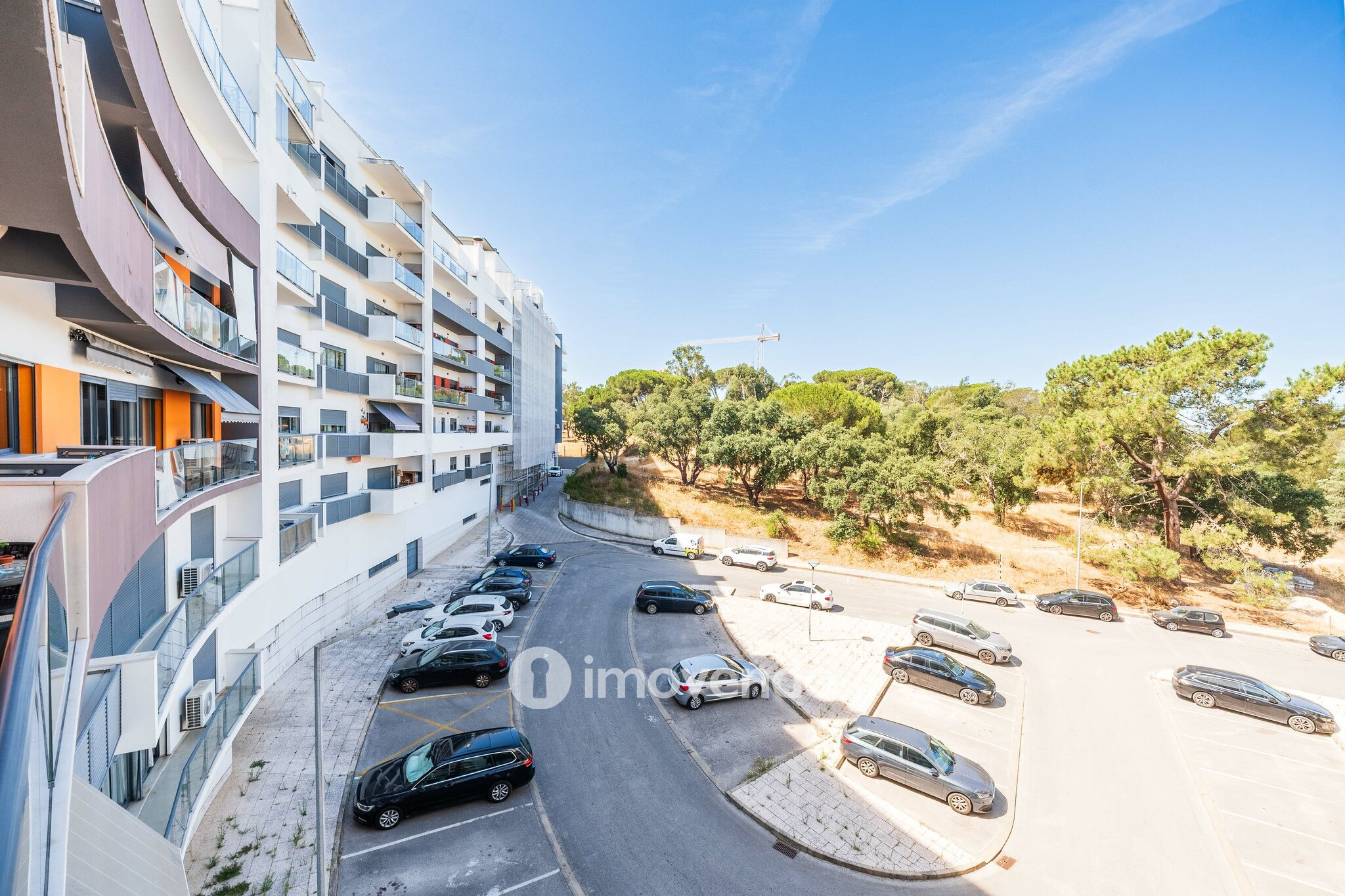 Apartamento T1 moderno, com varanda e áreas amplas, em Corroios