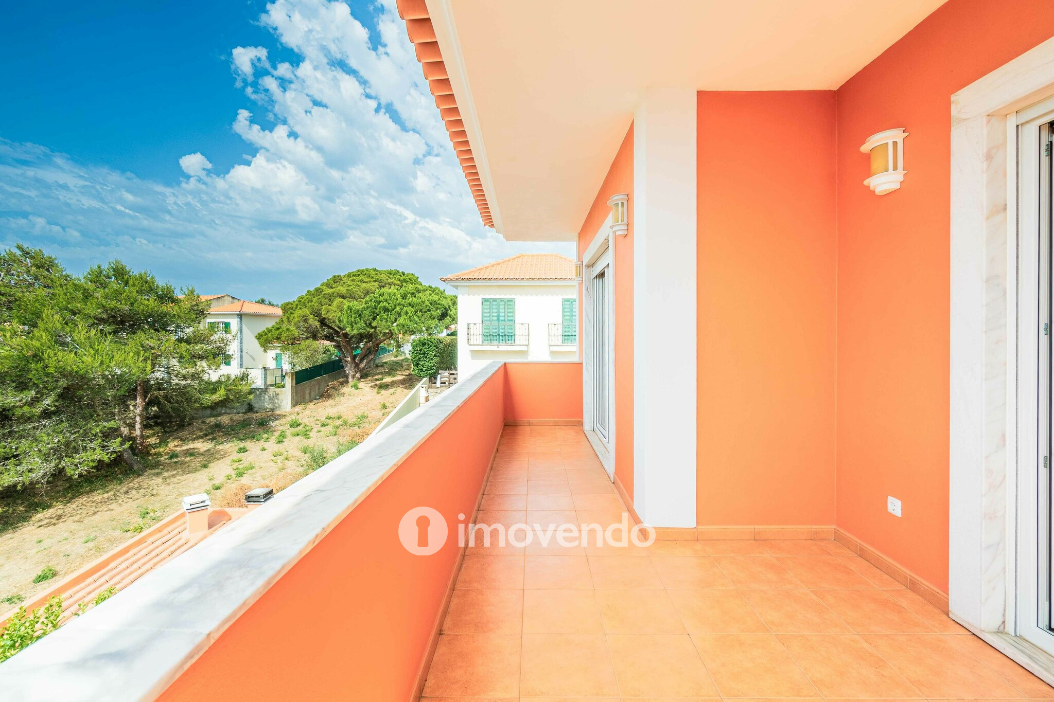 Moradia T4 de luxo, com jardim e garagem, em Alcabideche