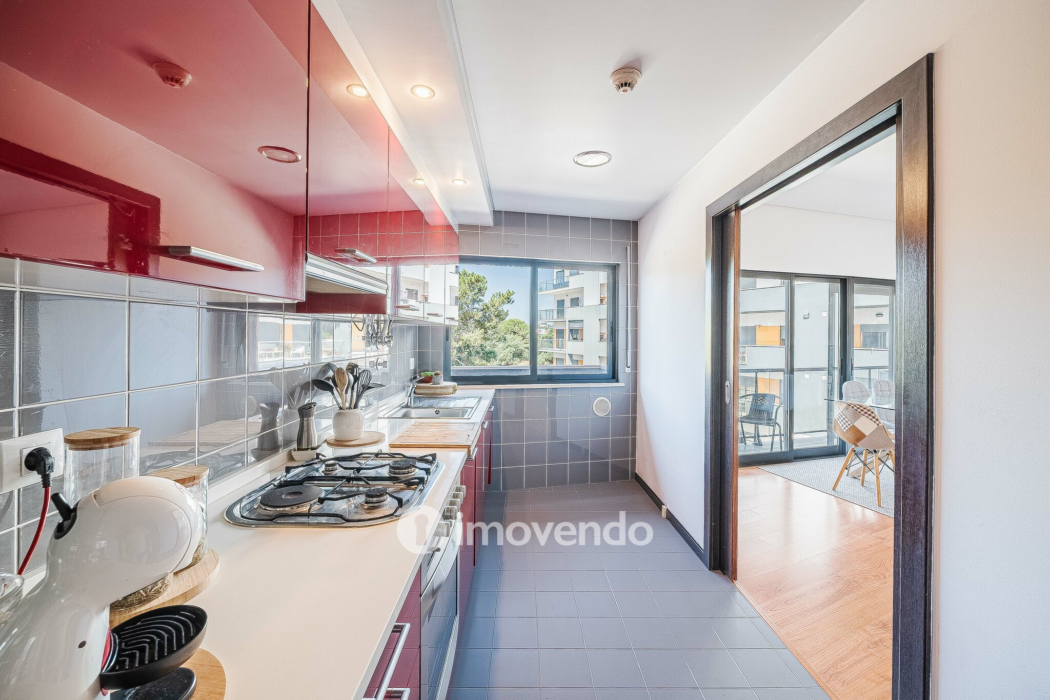 Apartamento T1 moderno, com varanda e áreas amplas, em Corroios