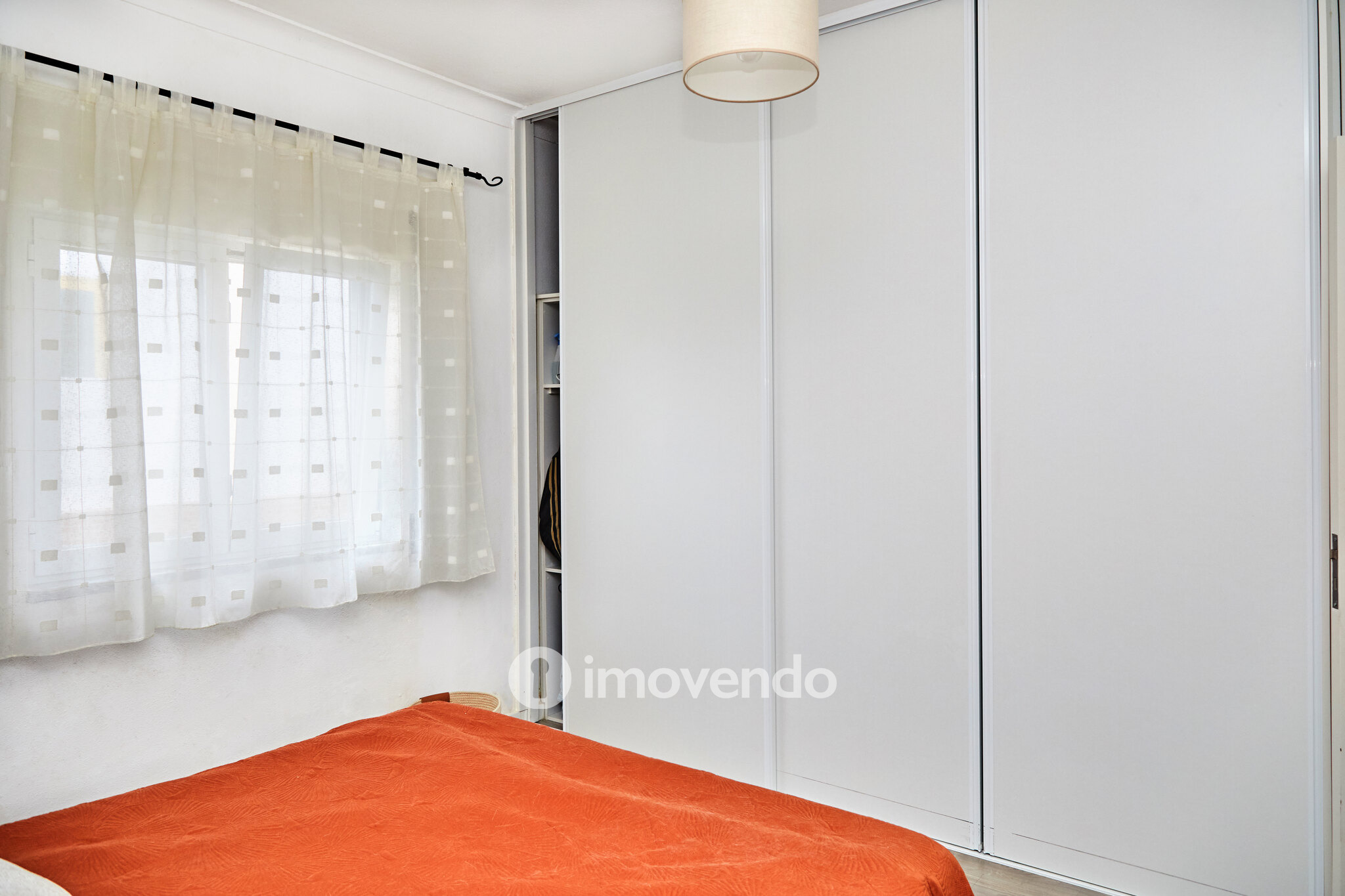 Andar de Moradia T2, com pátio generoso e garagem, em Évora
