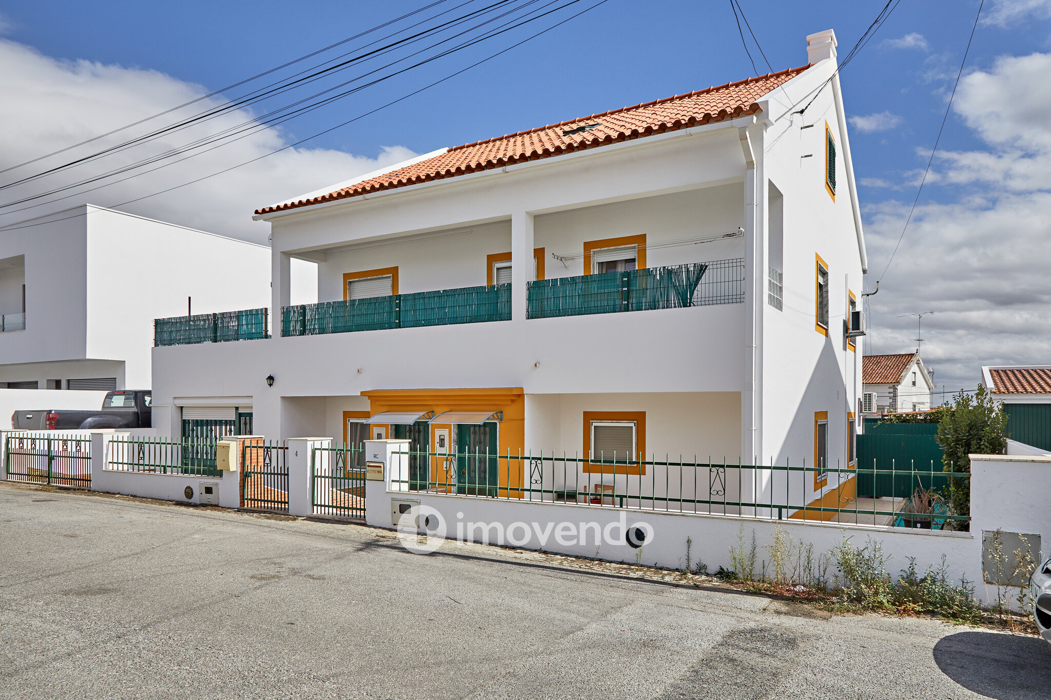Andar de Moradia T2, com pátio generoso e garagem, em Évora