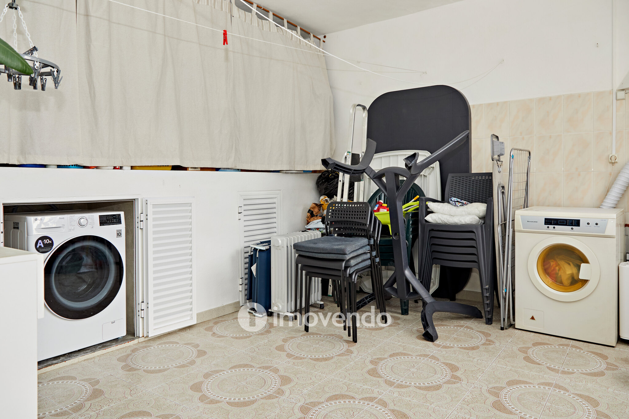 Andar de Moradia T2, com pátio generoso e garagem, em Évora