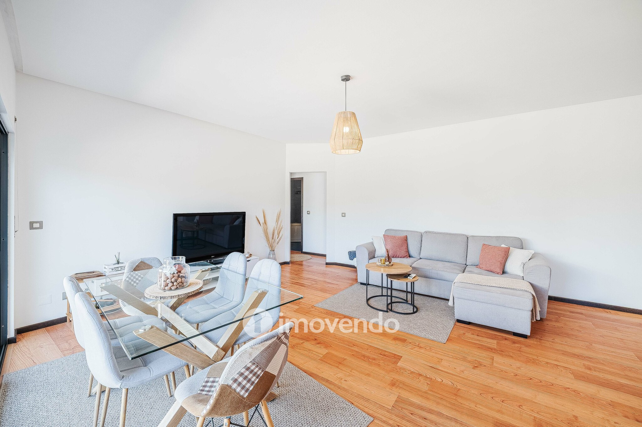 Apartamento T1 moderno, com varanda e áreas amplas, em Corroios