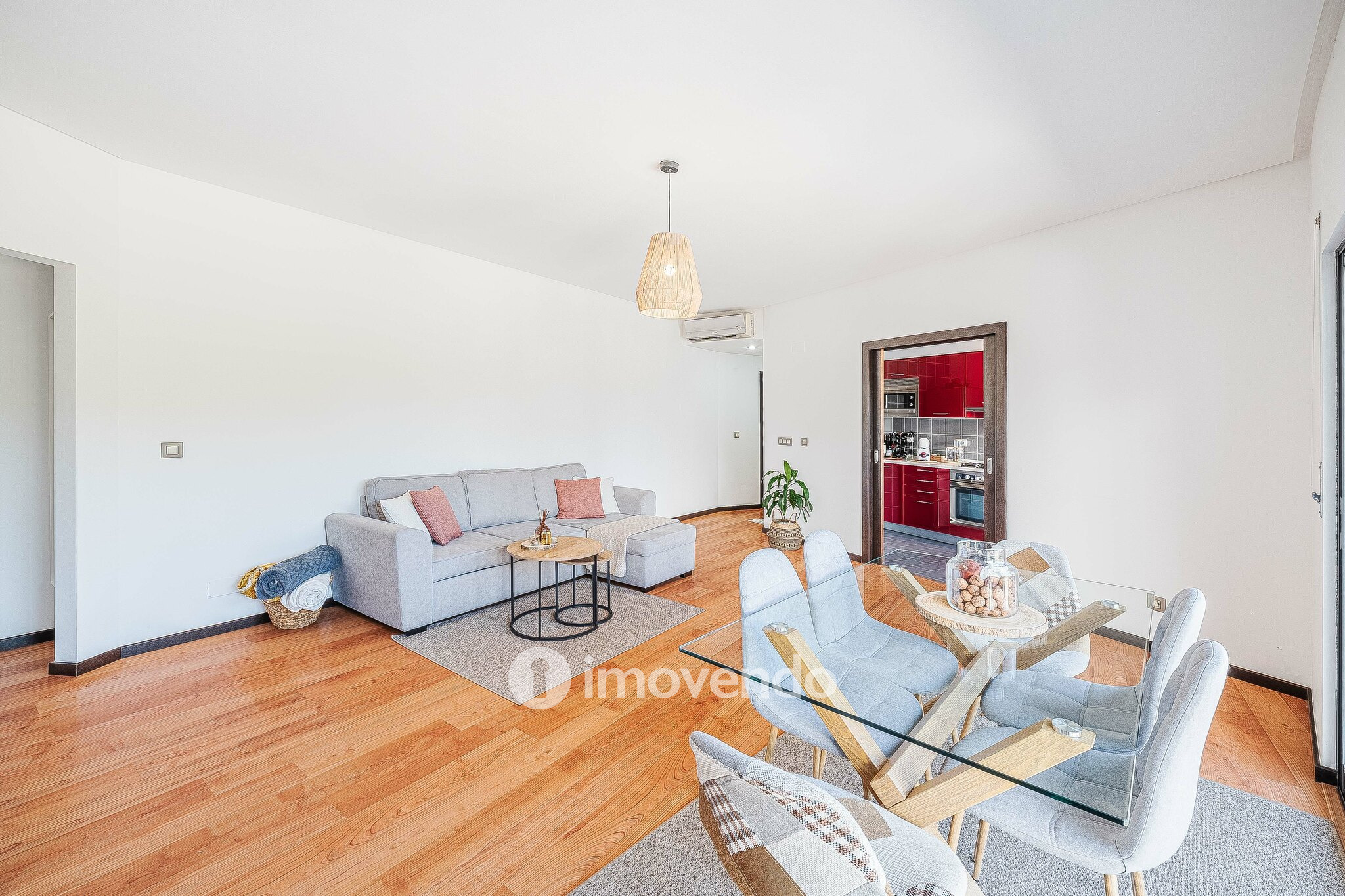 Apartamento T1 moderno, com varanda e áreas amplas, em Corroios