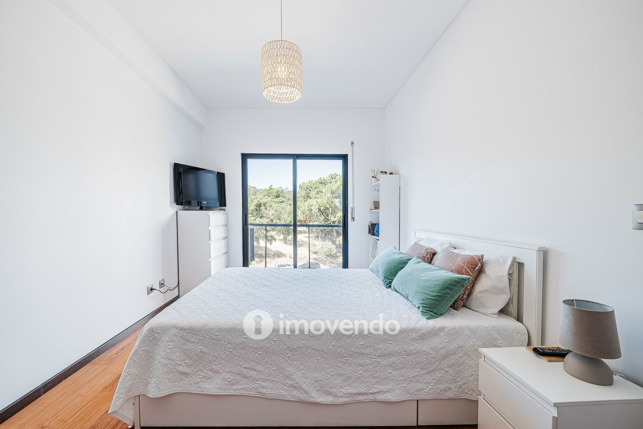 Apartamento T1 moderno, com varanda e áreas amplas, em Corroios