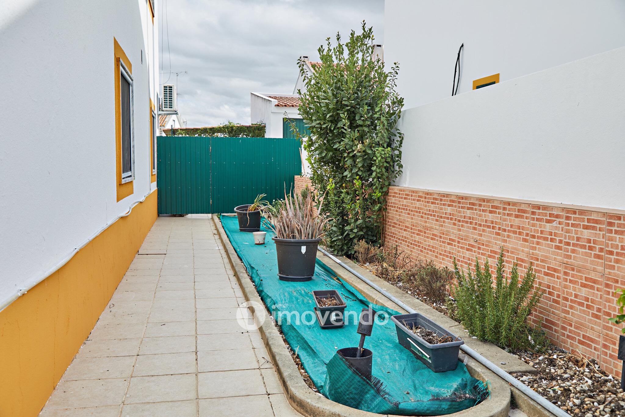 Andar de Moradia T2, com pátio generoso e garagem, em Évora