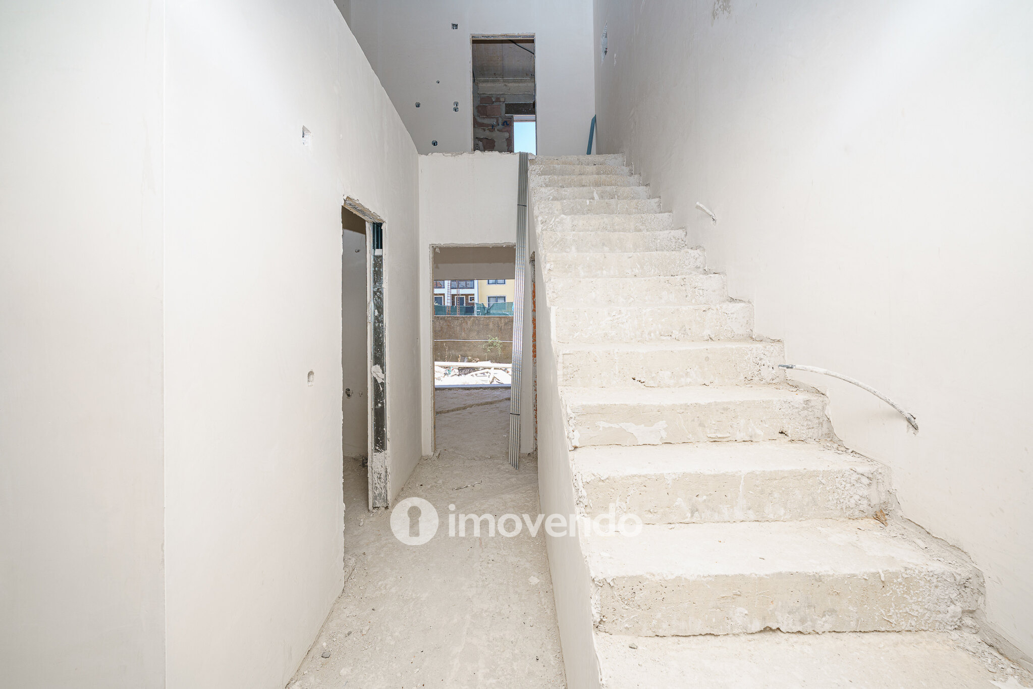 Moradia geminada T3+1 em fase de construção, em Pinhal de Frades