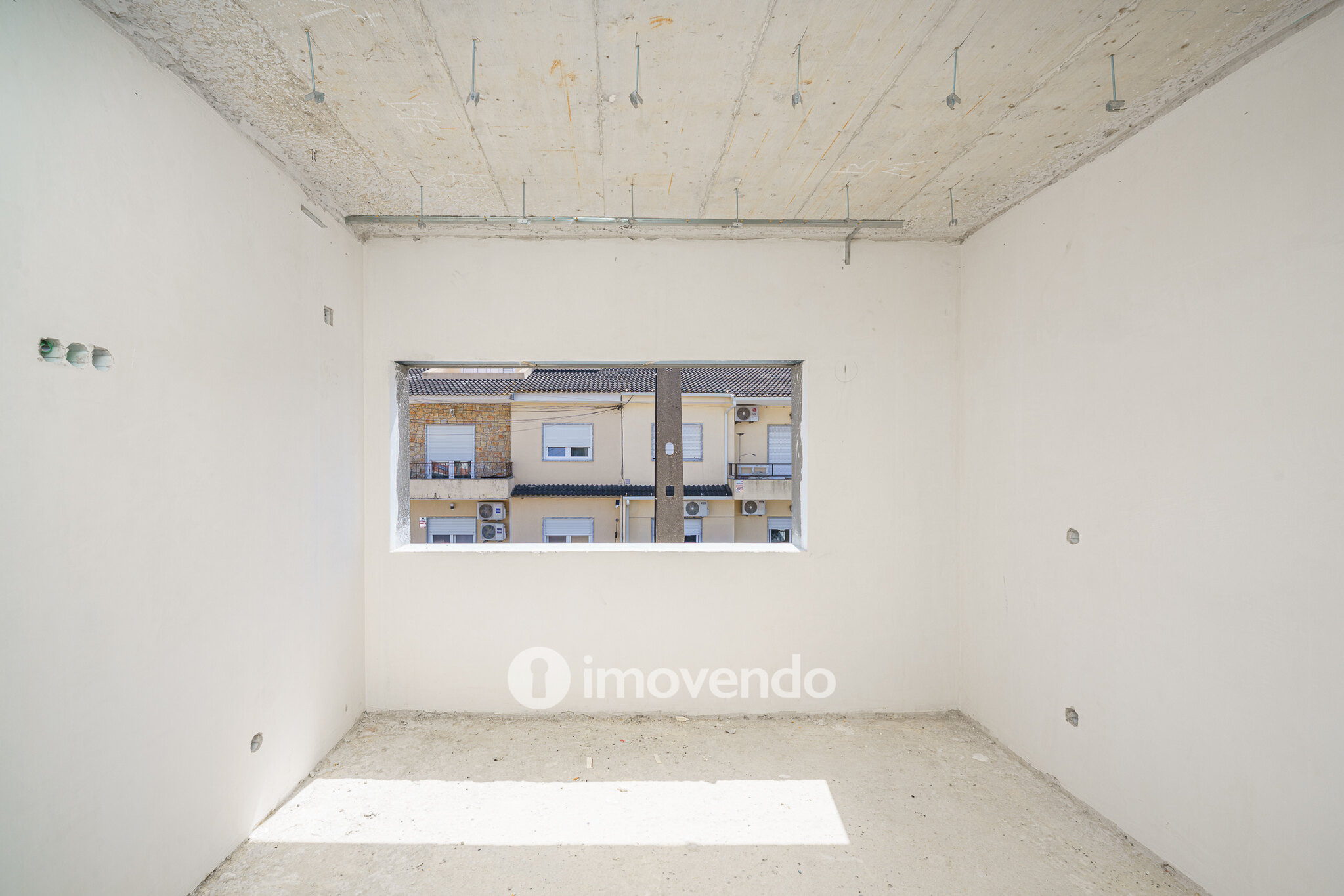 Moradia geminada T3+1 em fase de construção, em Pinhal de Frades