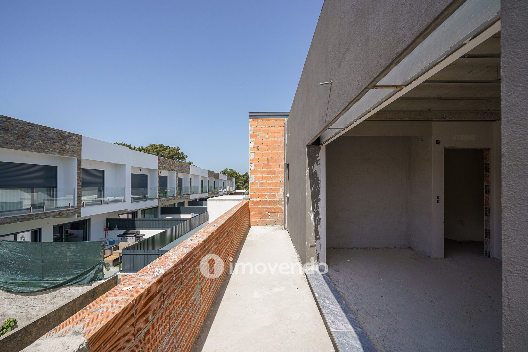 Moradia geminada T3+1 em fase de construção, em Pinhal de Frades