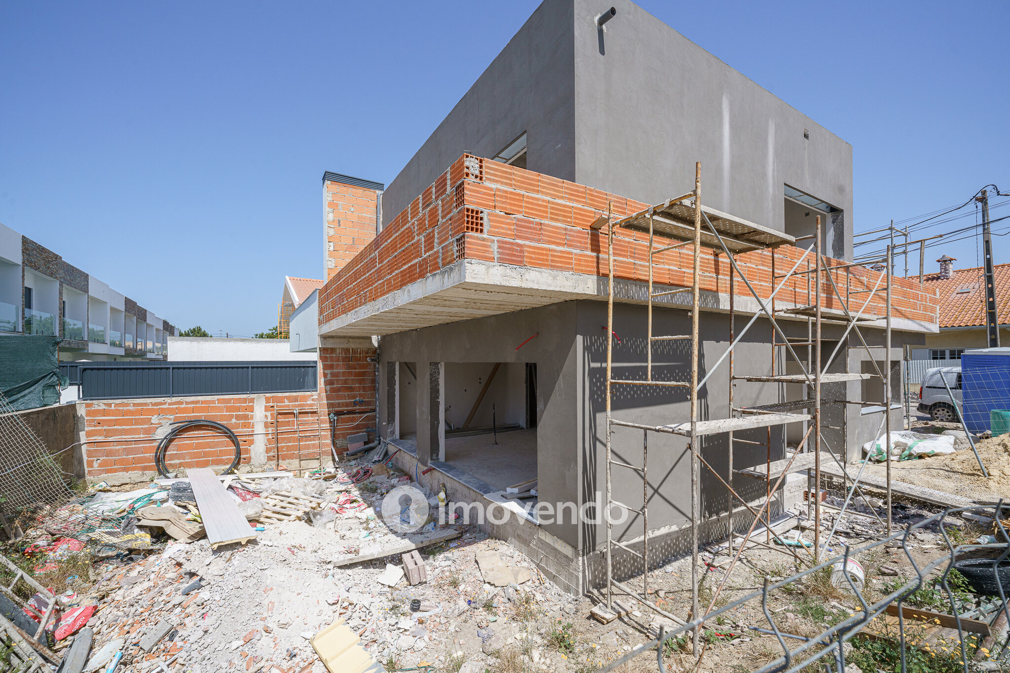 Moradia geminada T3+1 em fase de construção, em Pinhal de Frades