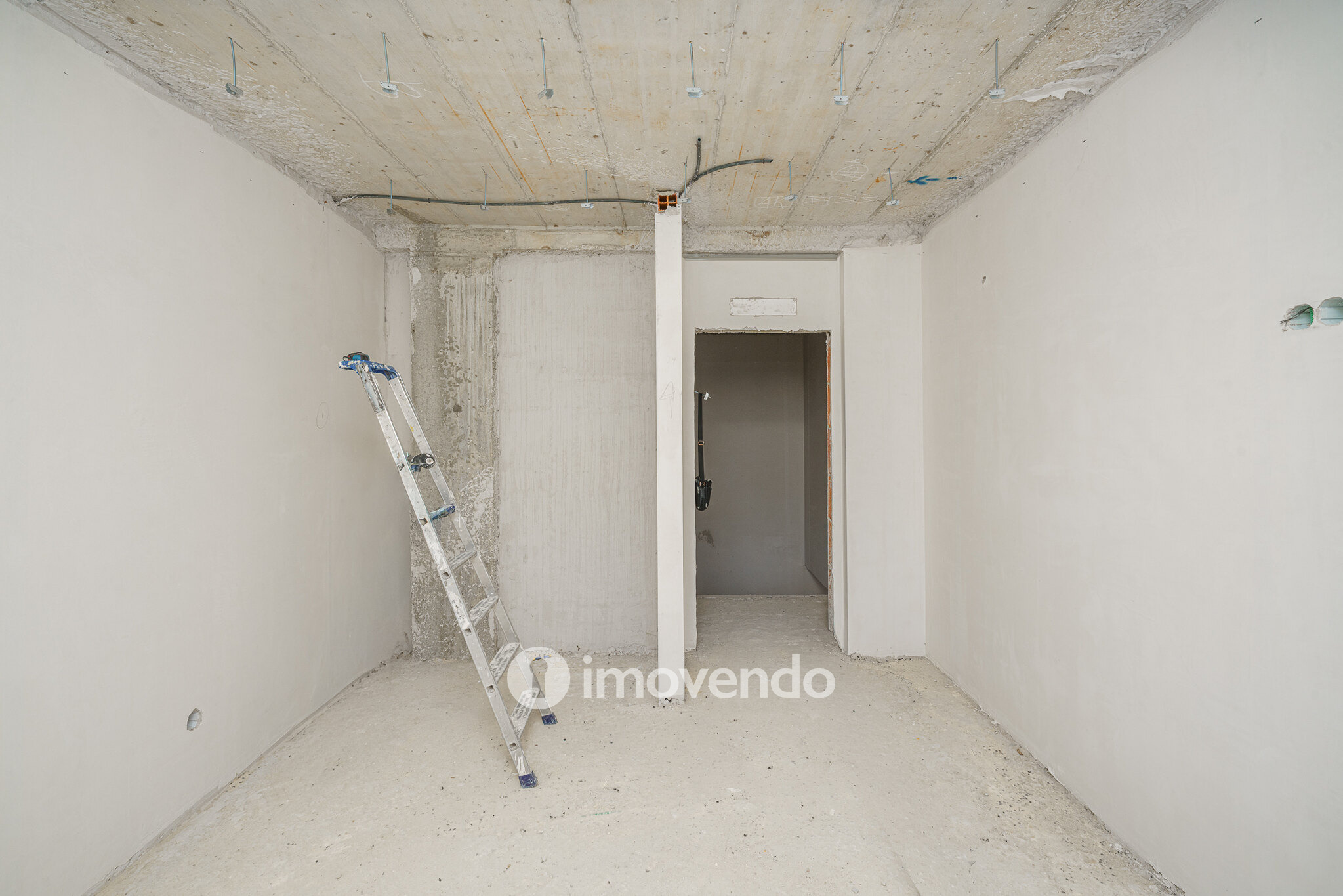 Moradia geminada T3+1 em fase de construção, em Pinhal de Frades