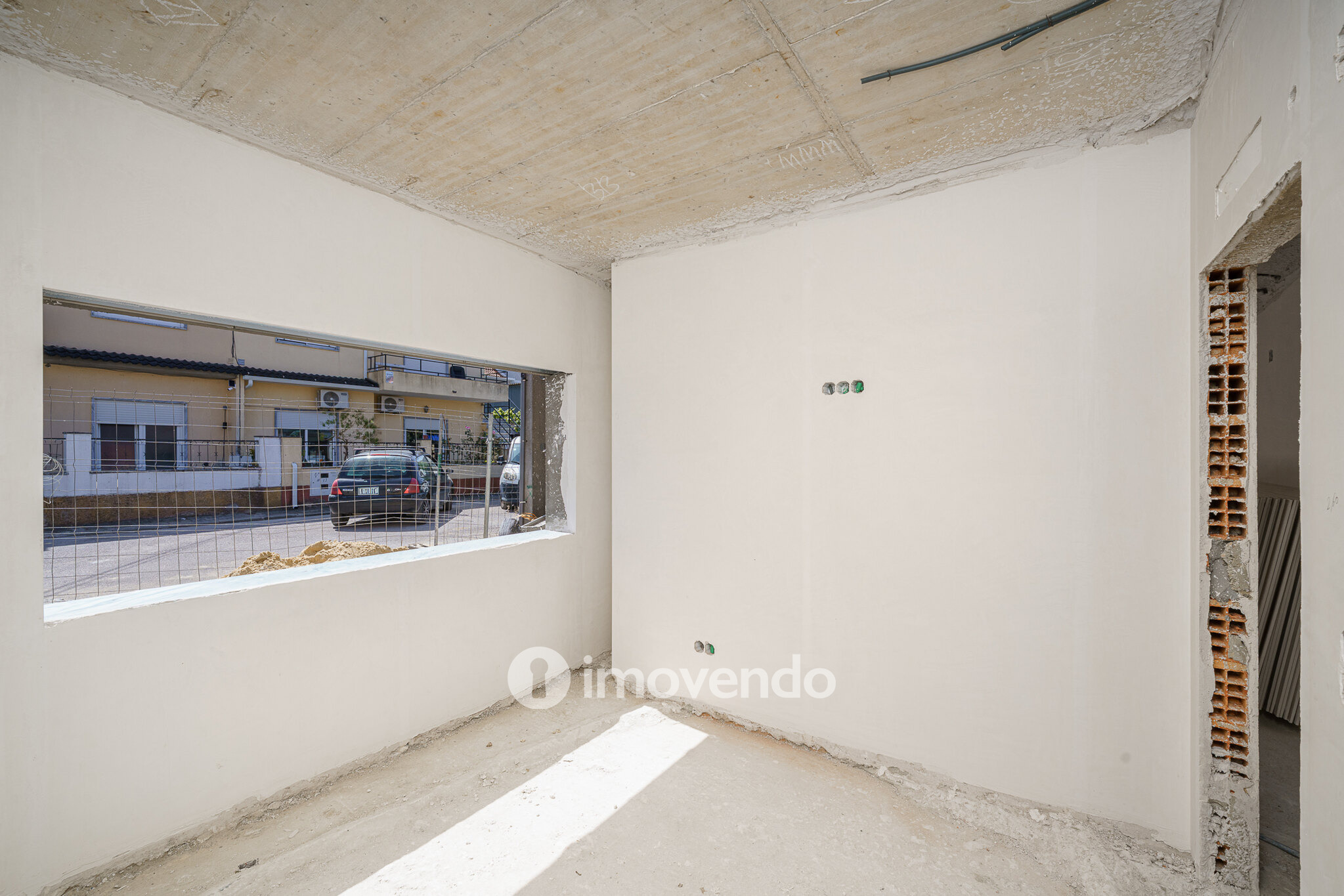 Moradia geminada T3+1 em fase de construção, em Pinhal de Frades