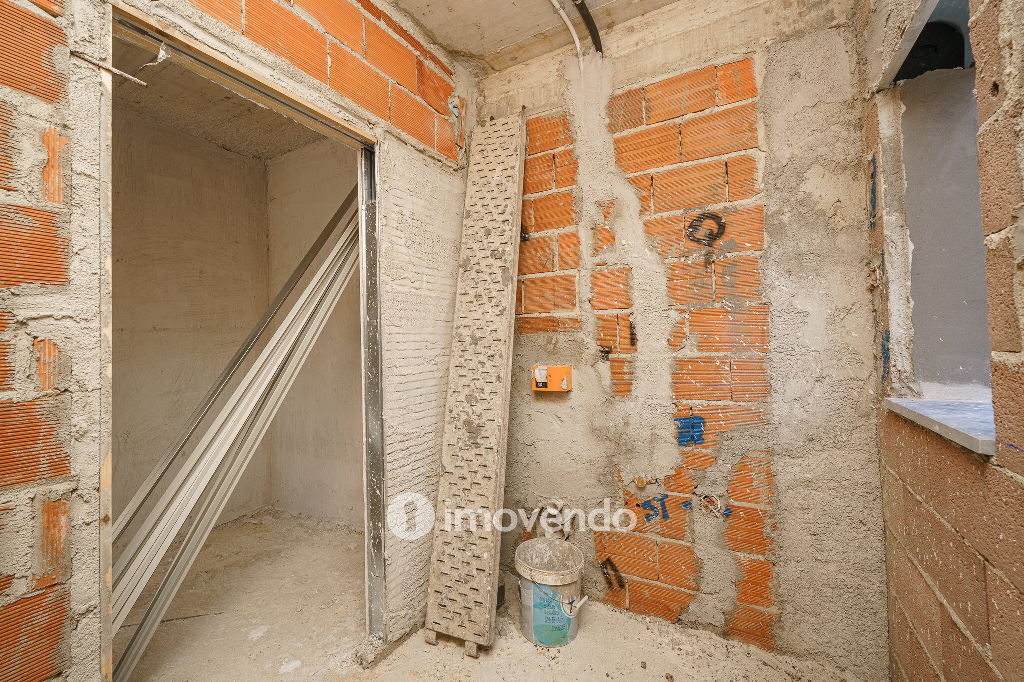 Moradia geminada T3+1 em fase de construção, em Pinhal de Frades