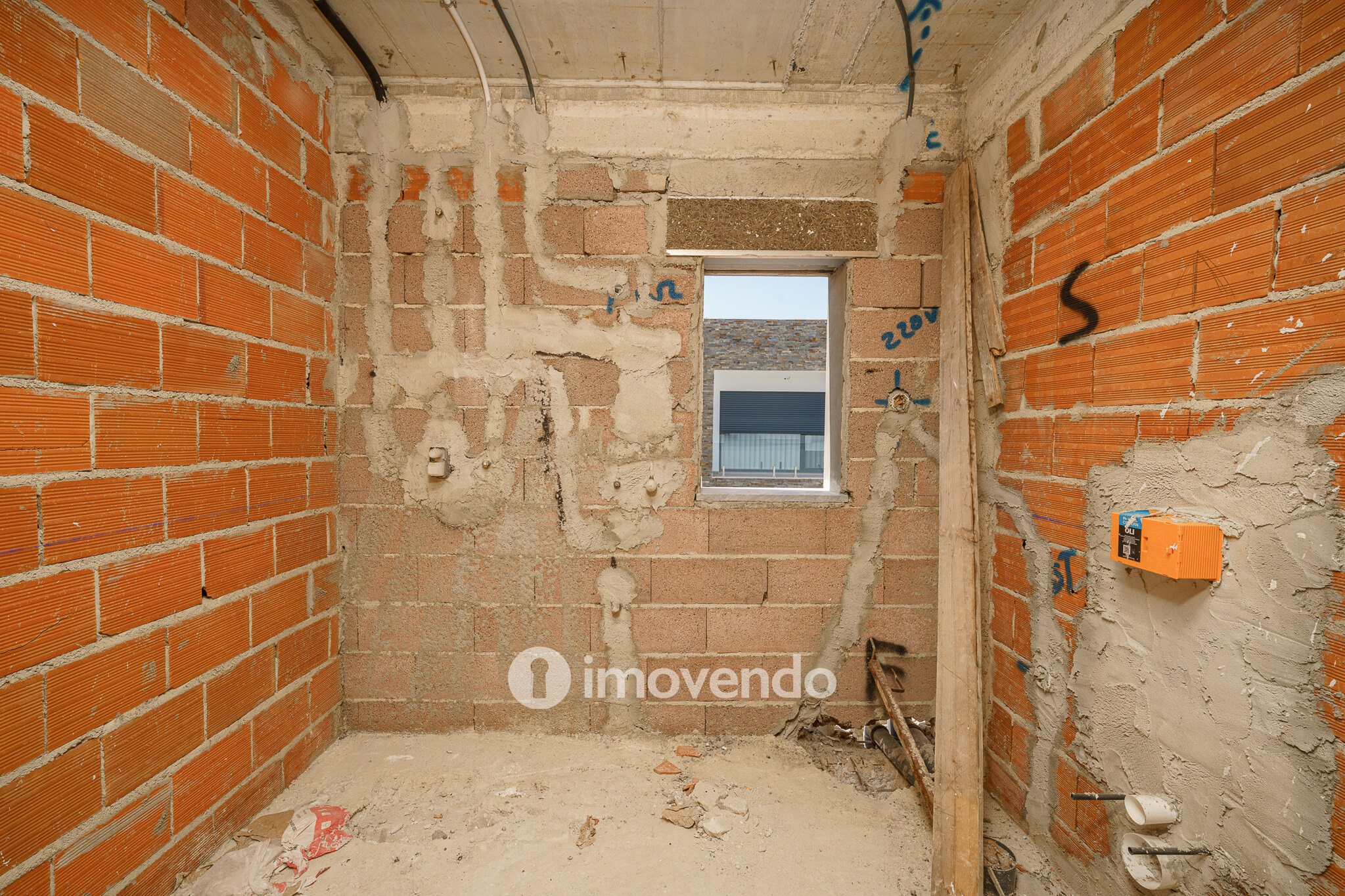 Moradia geminada T3+1 em fase de construção, em Pinhal de Frades