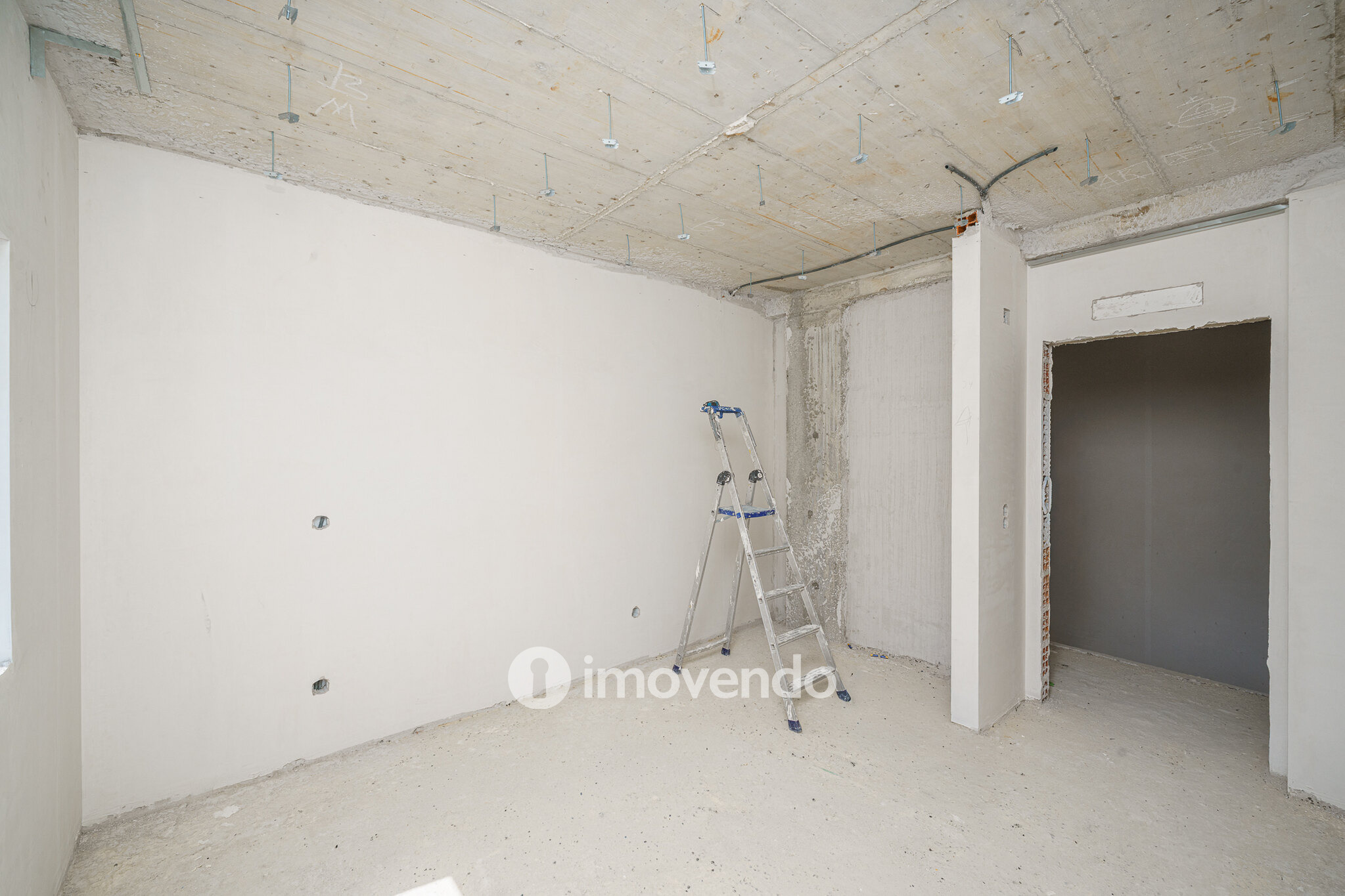 Moradia geminada T3+1 em fase de construção, em Pinhal de Frades