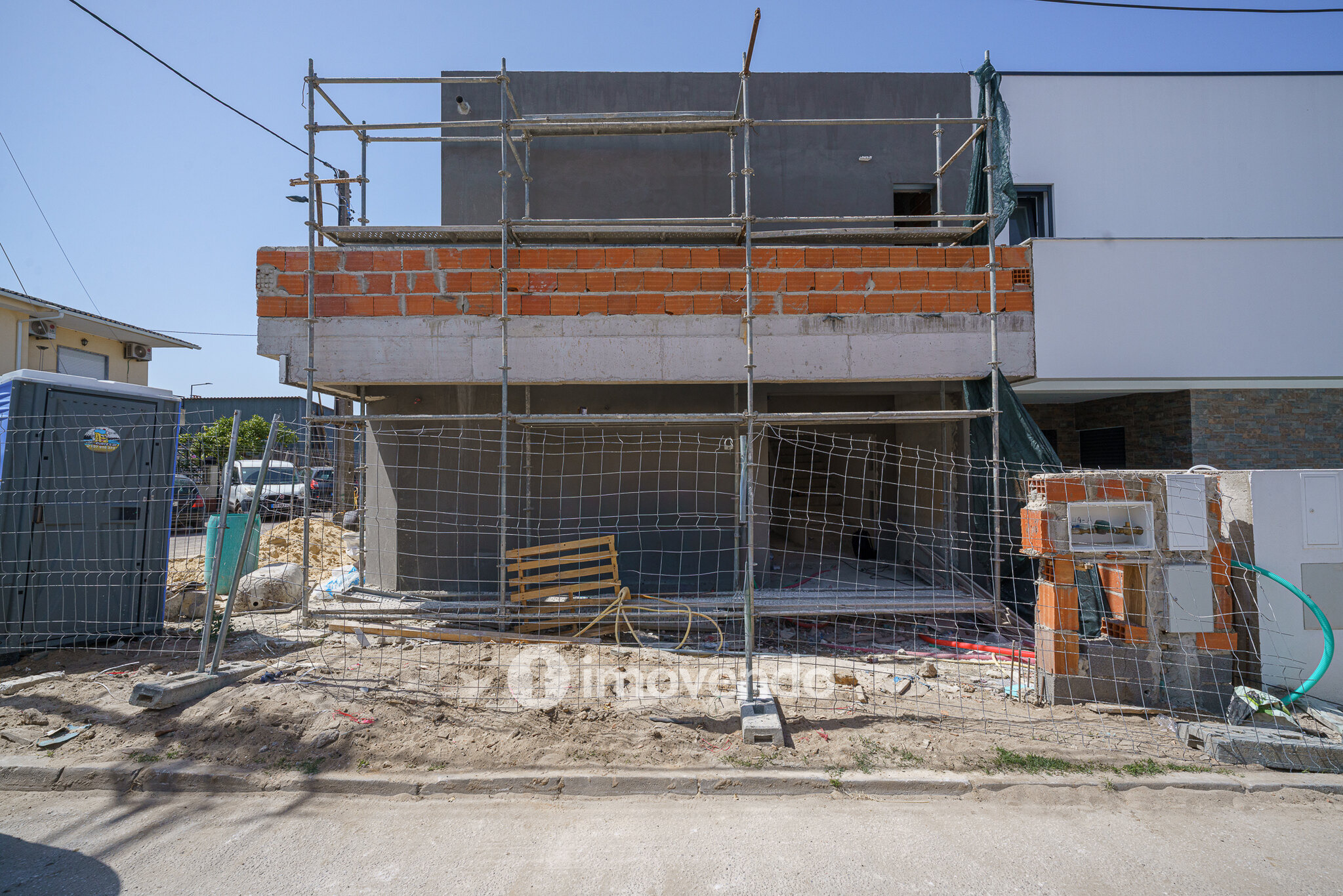Moradia geminada T3+1 em fase de construção, em Pinhal de Frades
