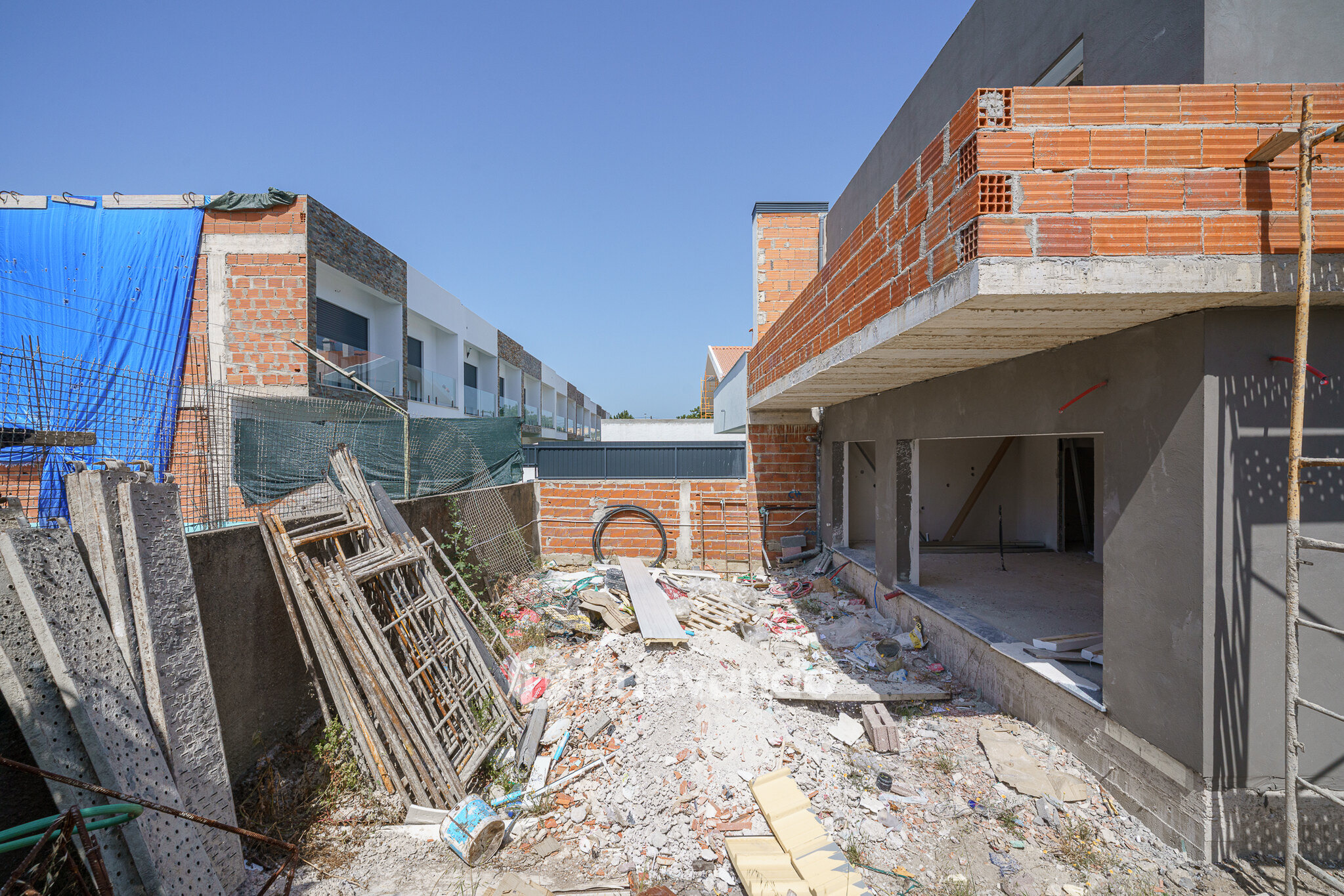 Moradia geminada T3+1 em fase de construção, em Pinhal de Frades