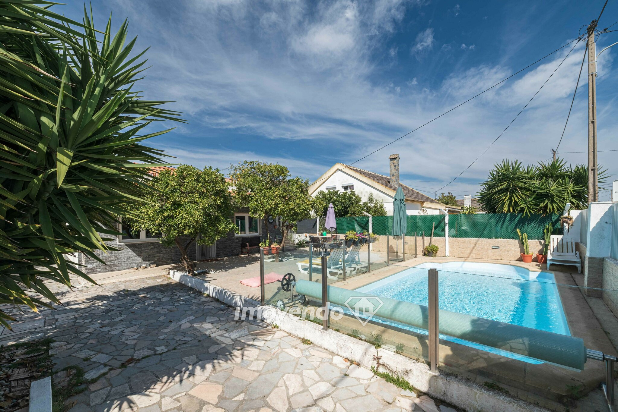 Moradia isolada T2+1, com piscina e terraço, na Charneca da Caparica