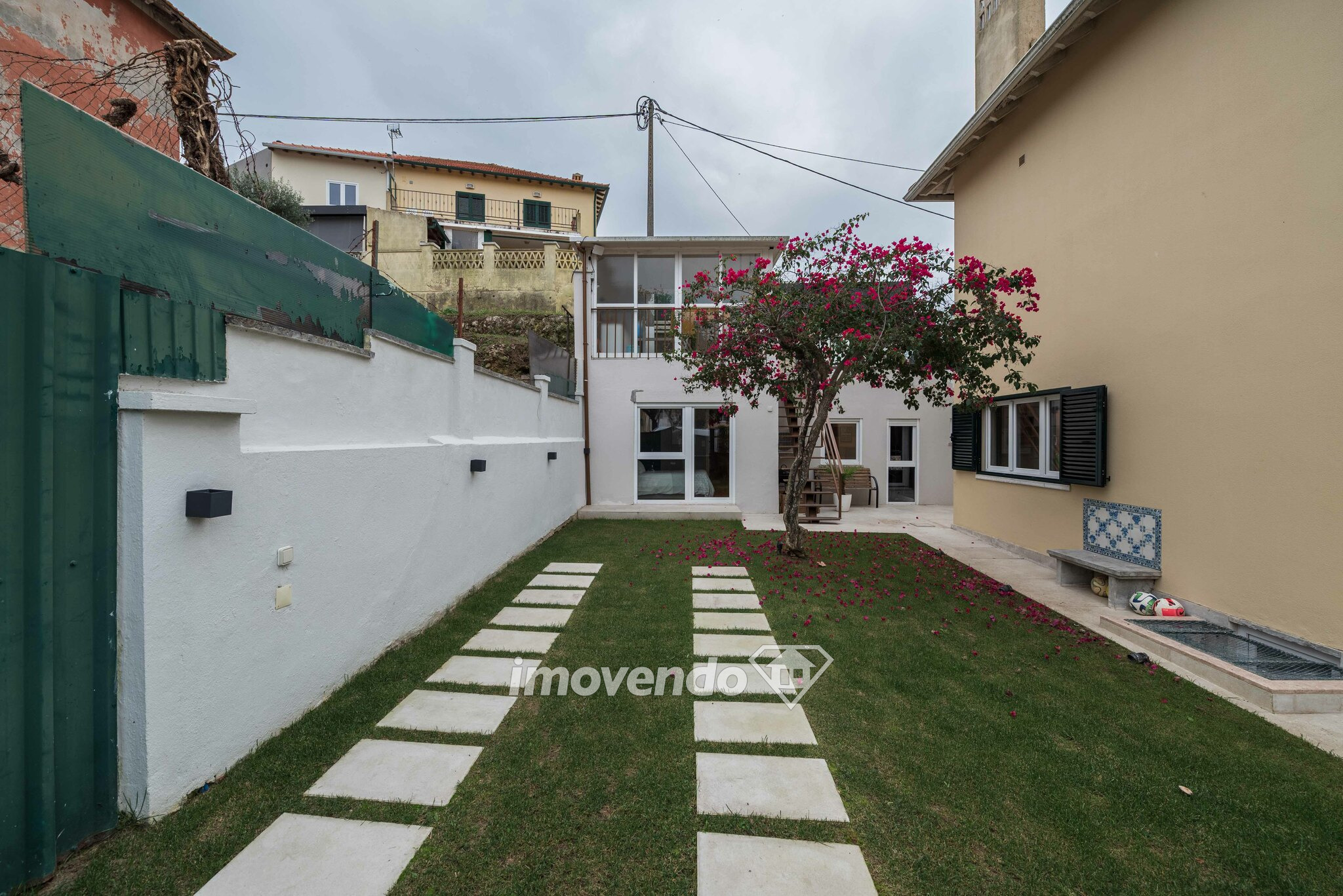 Moradia T5+2 exclusiva e luxosa, com piscina e jardim, na Encarnação
