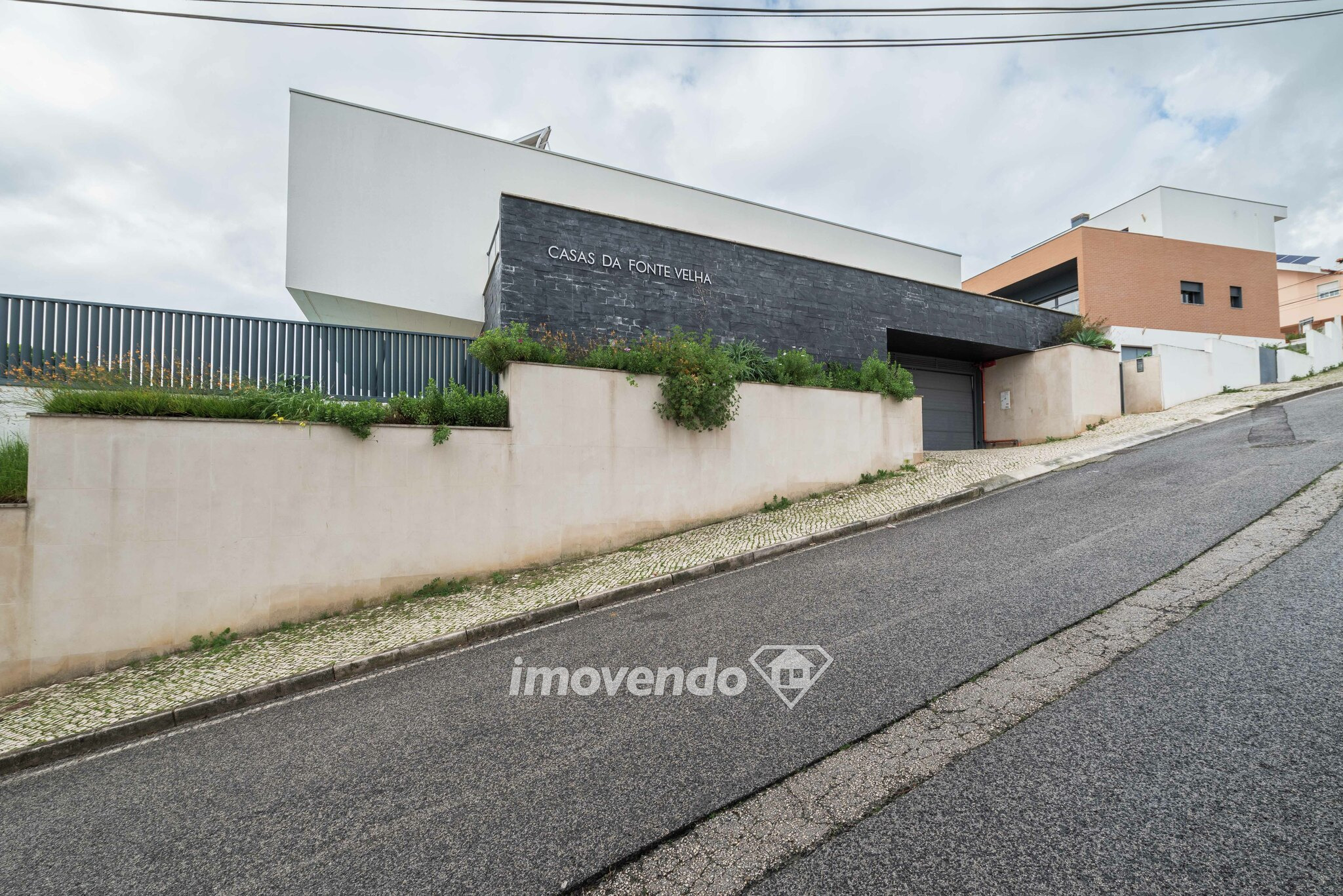 Moradia T3+1 exclusiva com garagem em Condomínio c/ piscina, em Loures
