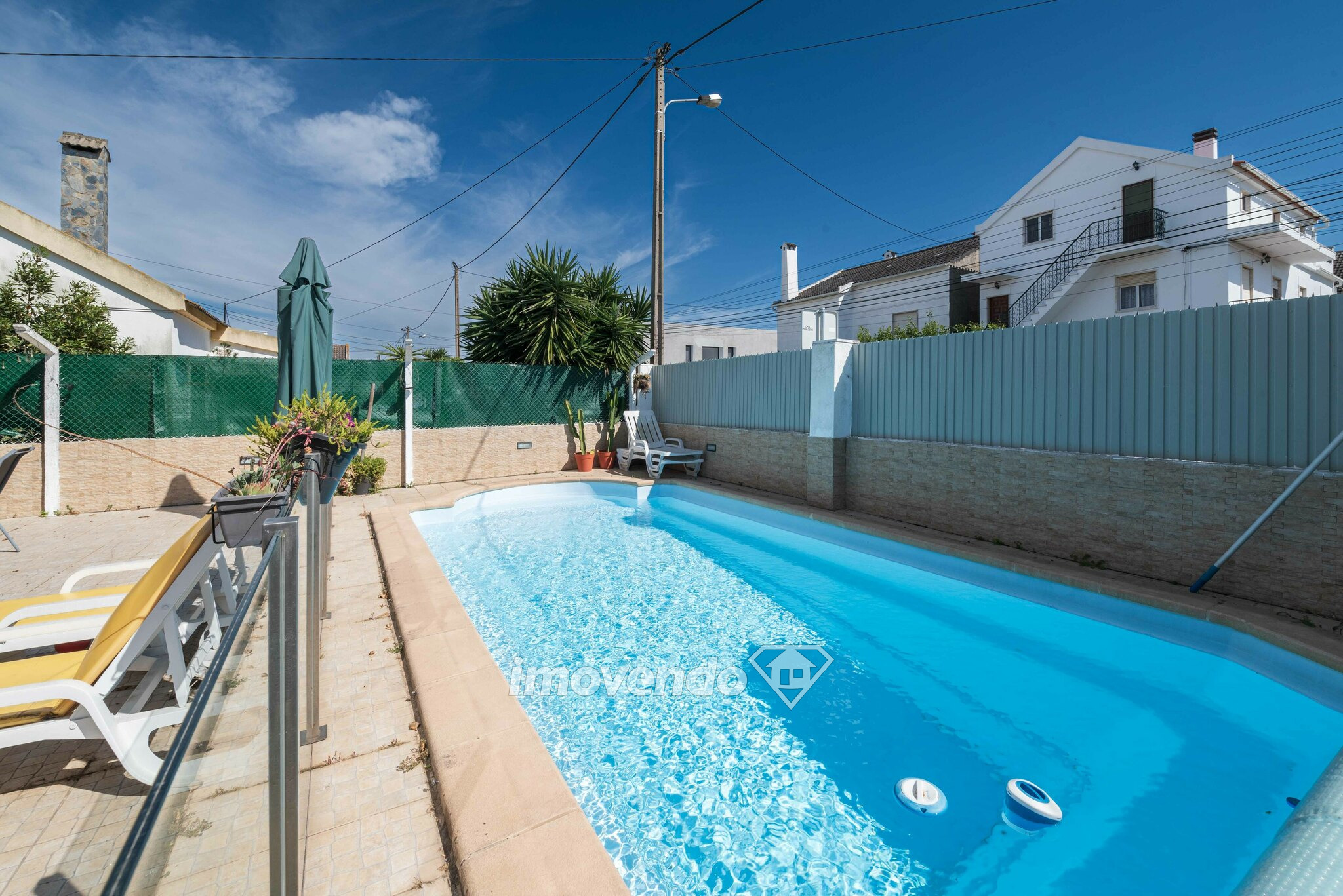 Moradia isolada T2+1, com piscina e terraço, na Charneca da Caparica