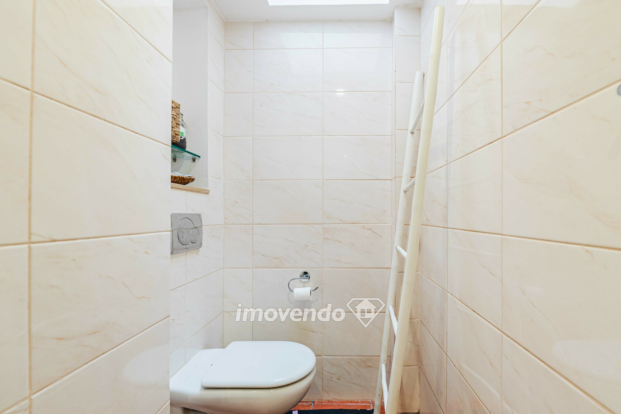 Apartamento T2 totalmente remodelado, com cozinha equipada, em Benfica