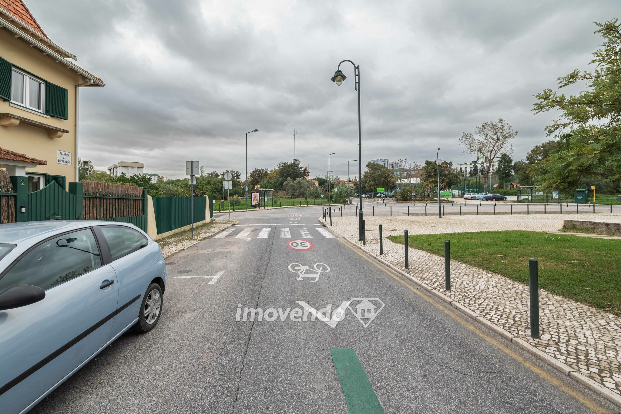 Moradia T5+2 exclusiva e luxosa, com piscina e jardim, na Encarnação