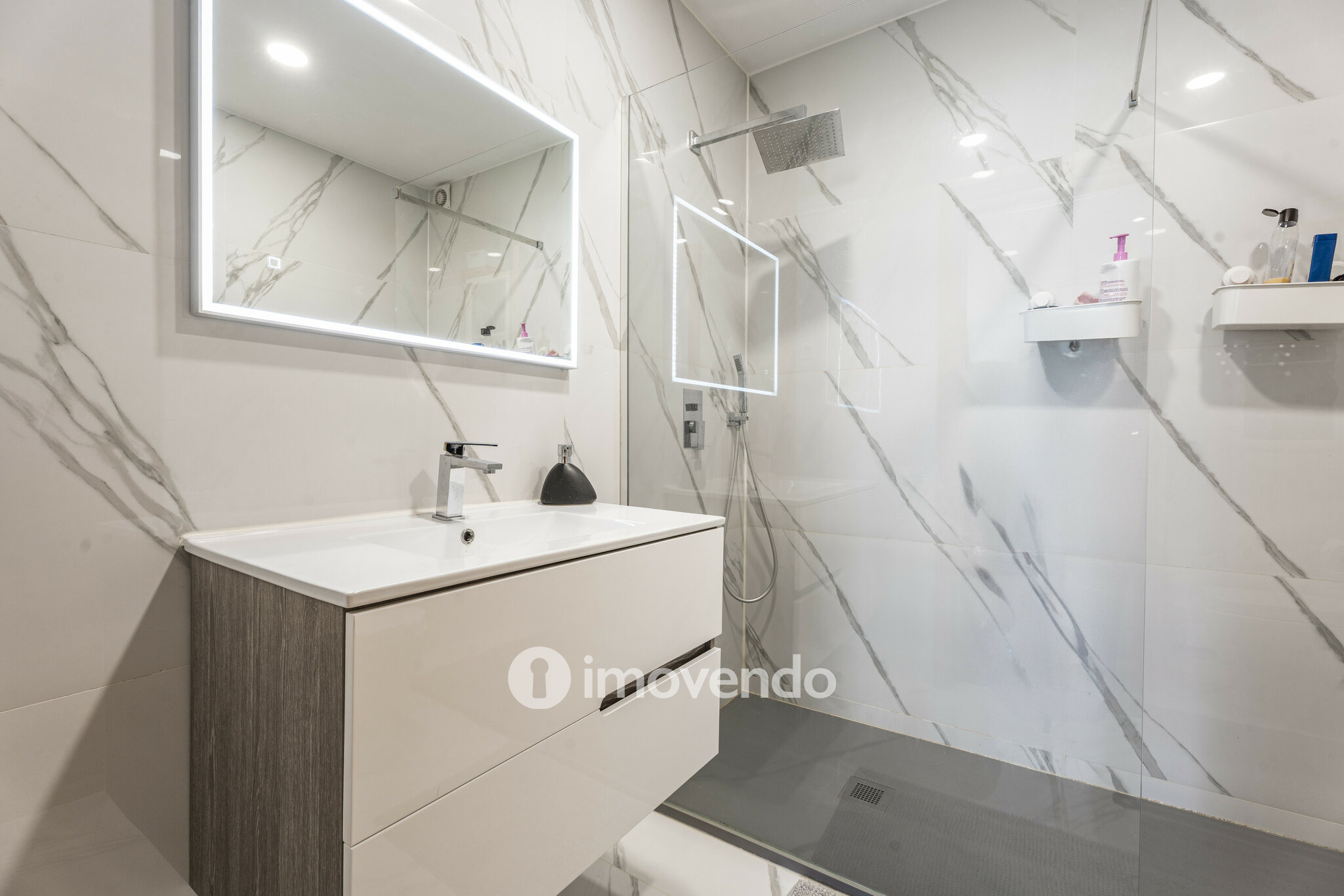 Moradia T4 com garagem, em condomínio com piscina, em Alfena, Valongo