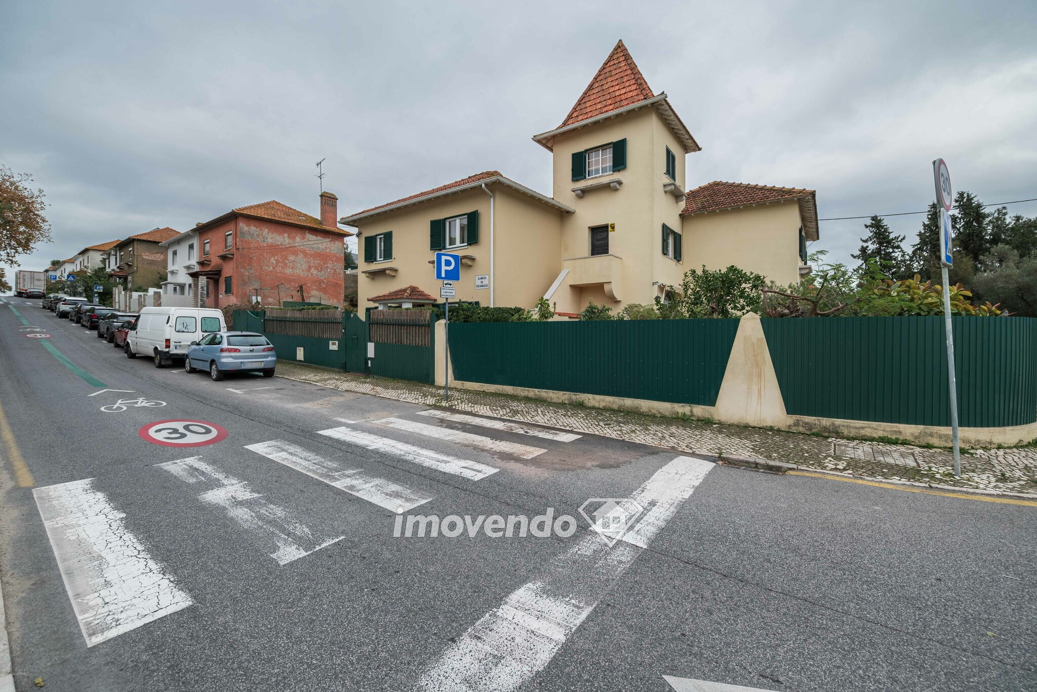 Moradia T5+2 exclusiva e luxosa, com piscina e jardim, na Encarnação