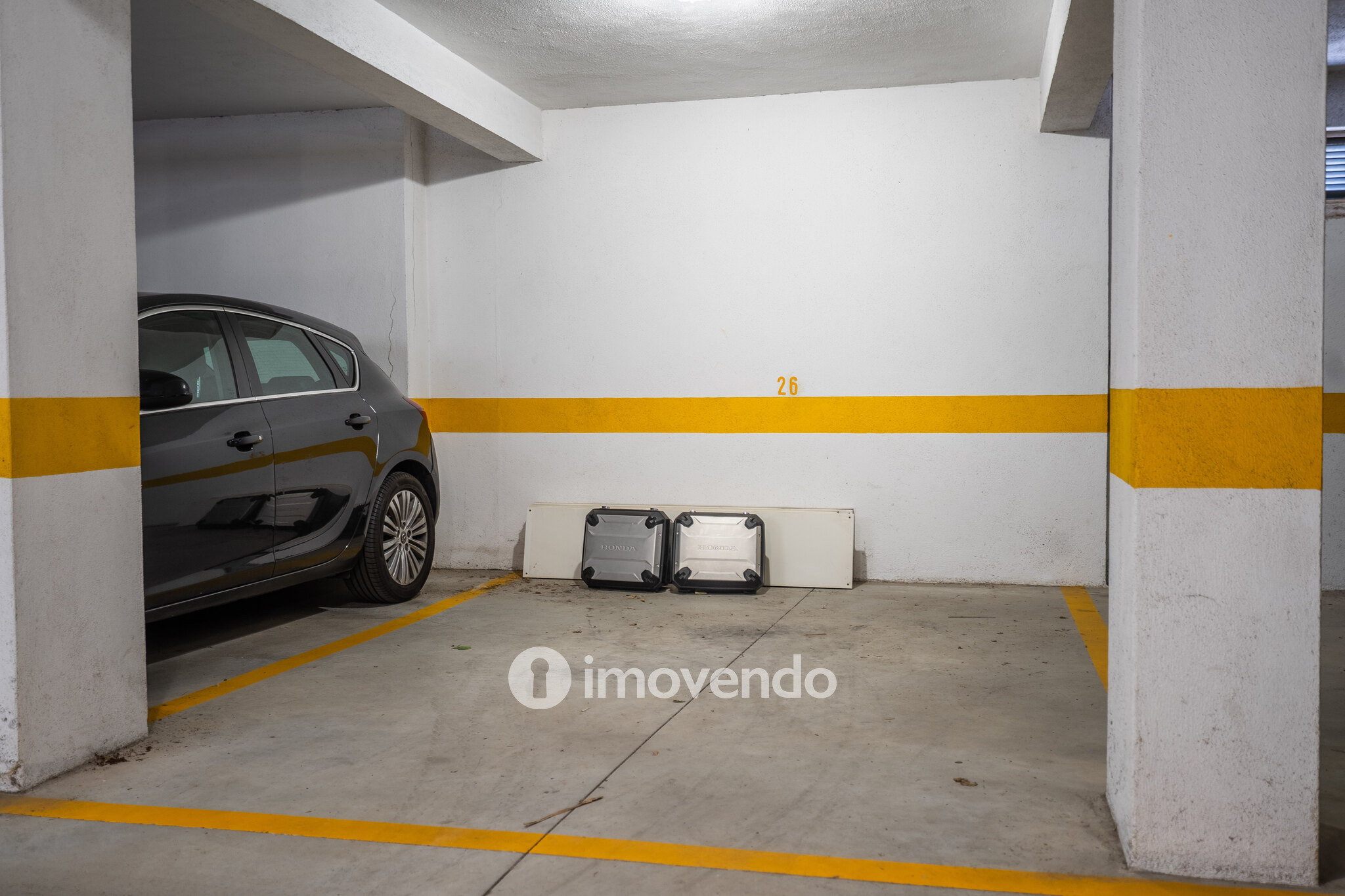 Apartamento T2 com estacionamento e arrecadação, em Mem Martins
