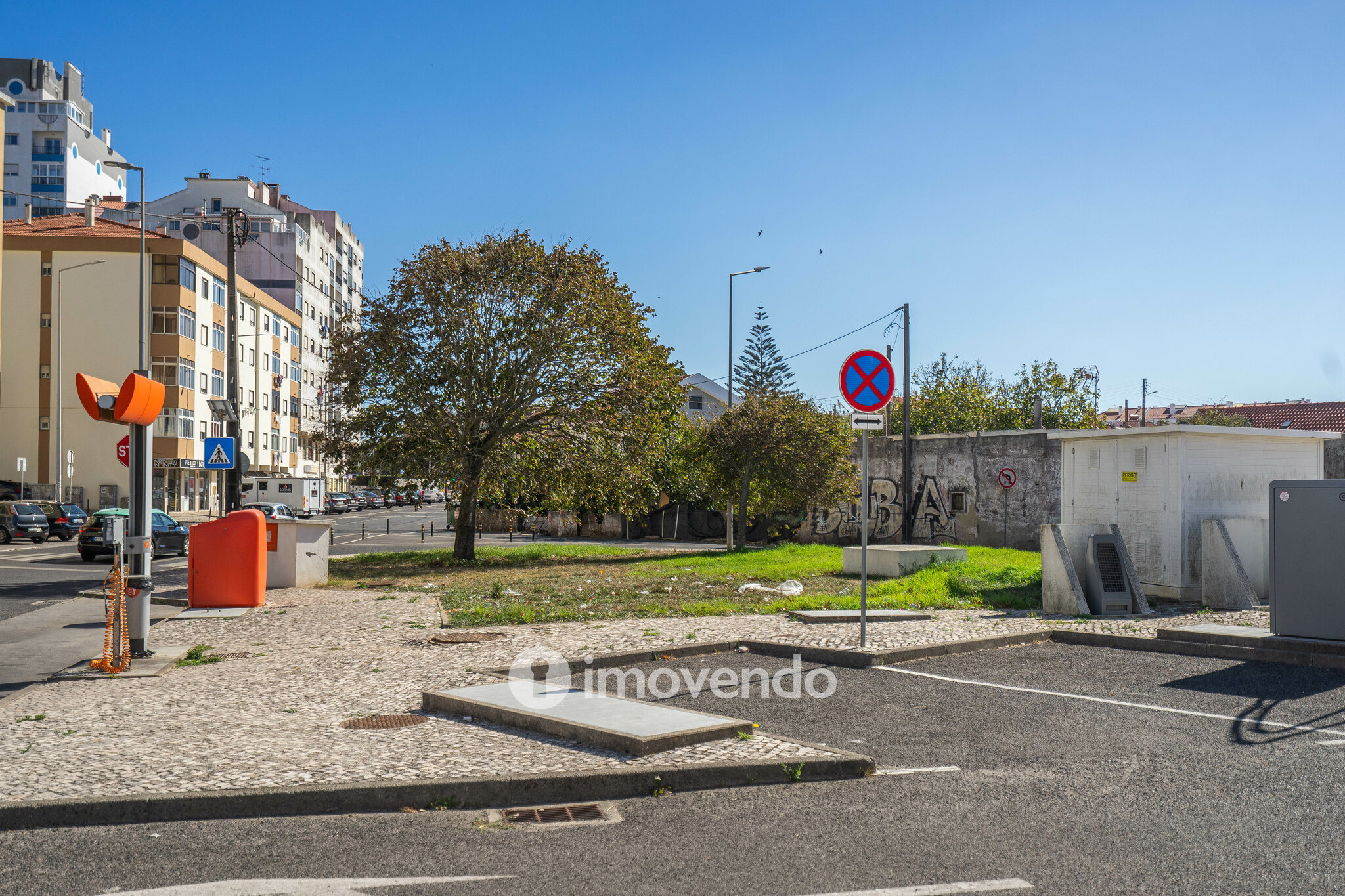 Apartamento T2 com estacionamento e arrecadação, em Mem Martins
