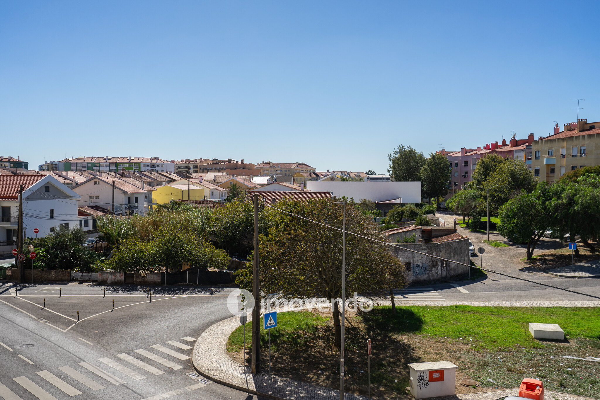 Apartamento T2 com estacionamento e arrecadação, em Mem Martins