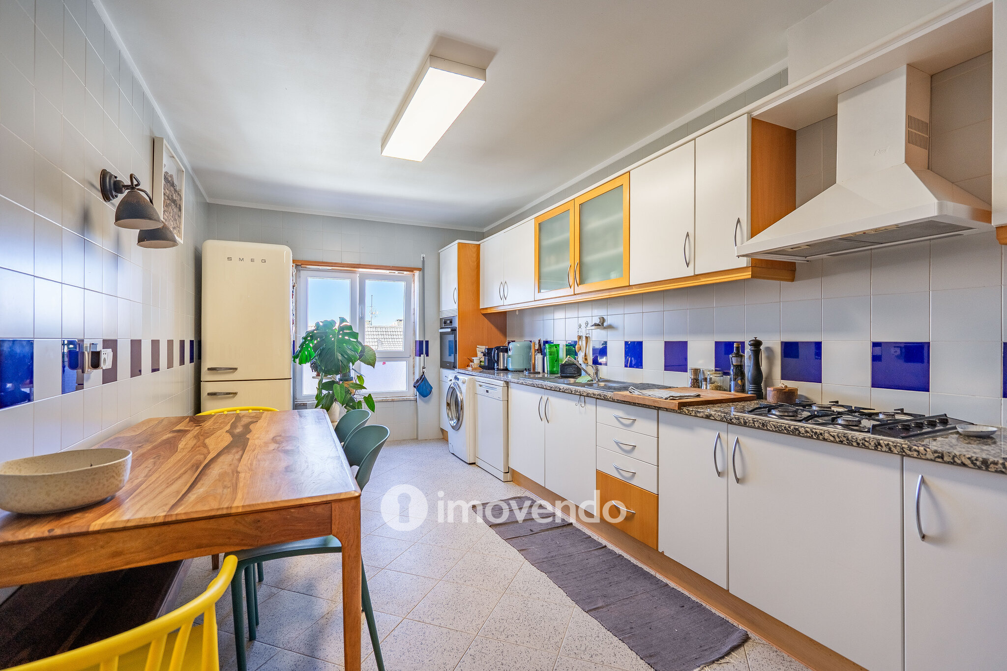 Apartamento T2 com estacionamento e arrecadação, em Mem Martins