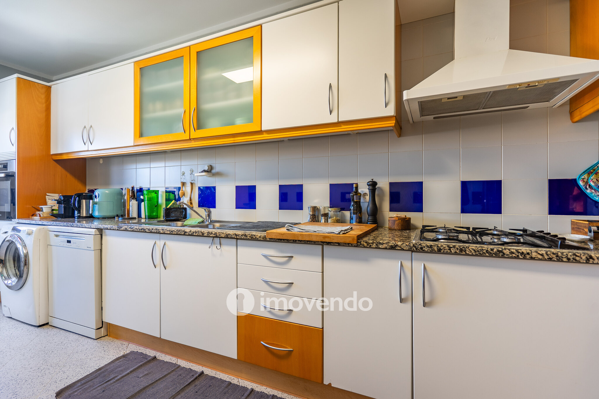 Apartamento T2 com estacionamento e arrecadação, em Mem Martins