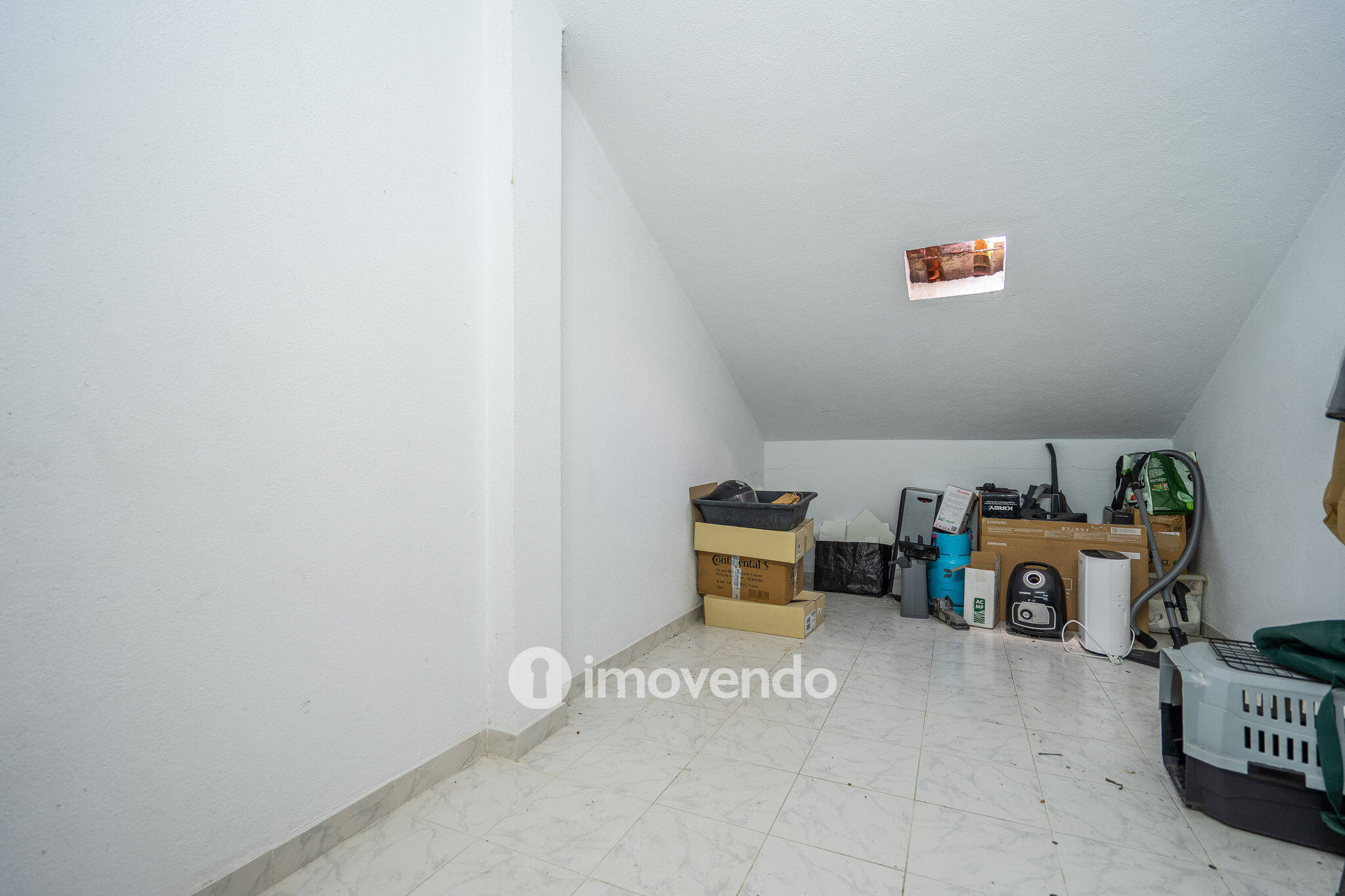 Apartamento T2 com estacionamento e arrecadação, em Mem Martins