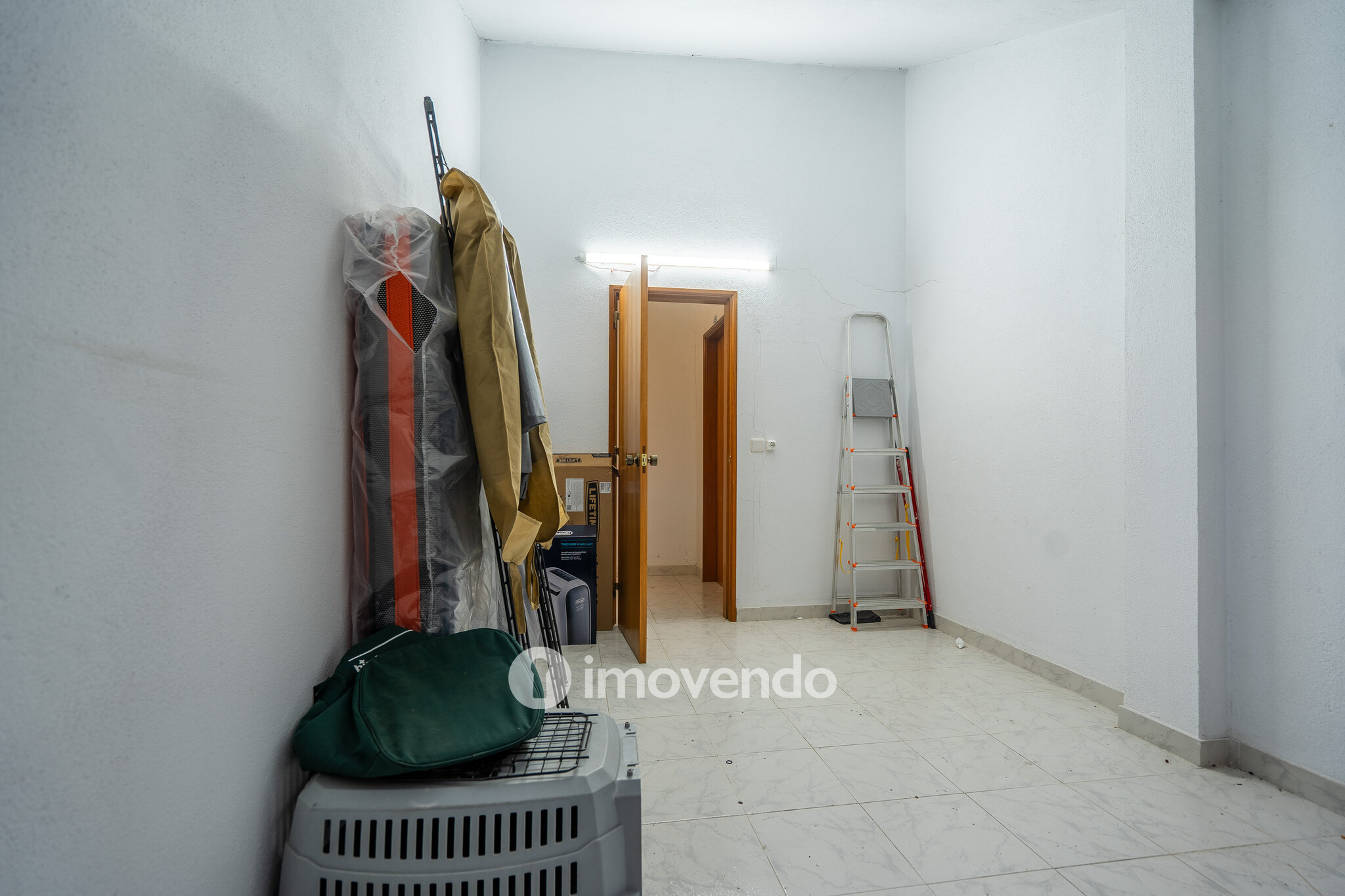 Apartamento T2 com estacionamento e arrecadação, em Mem Martins