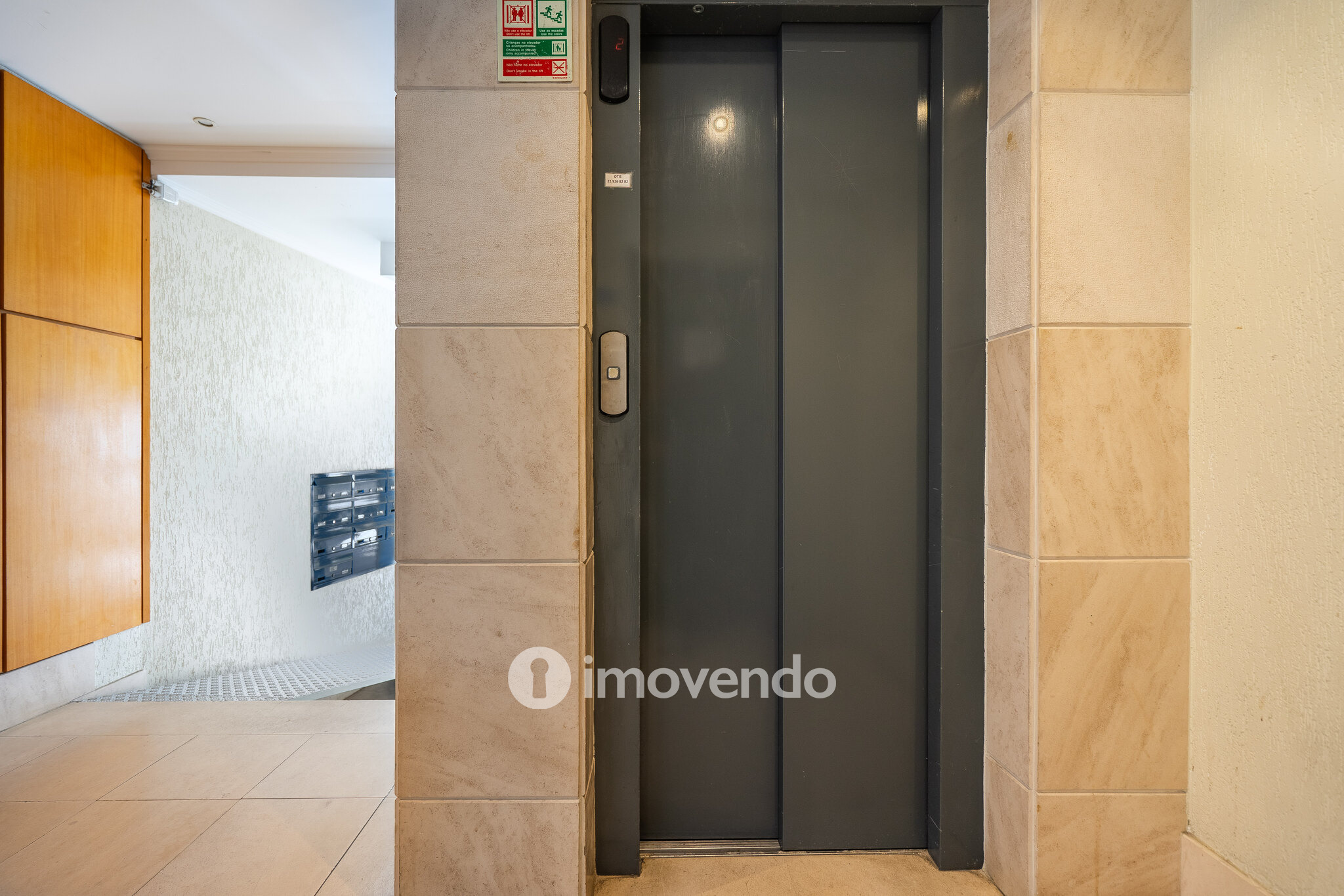 Apartamento T2 com estacionamento e arrecadação, em Mem Martins