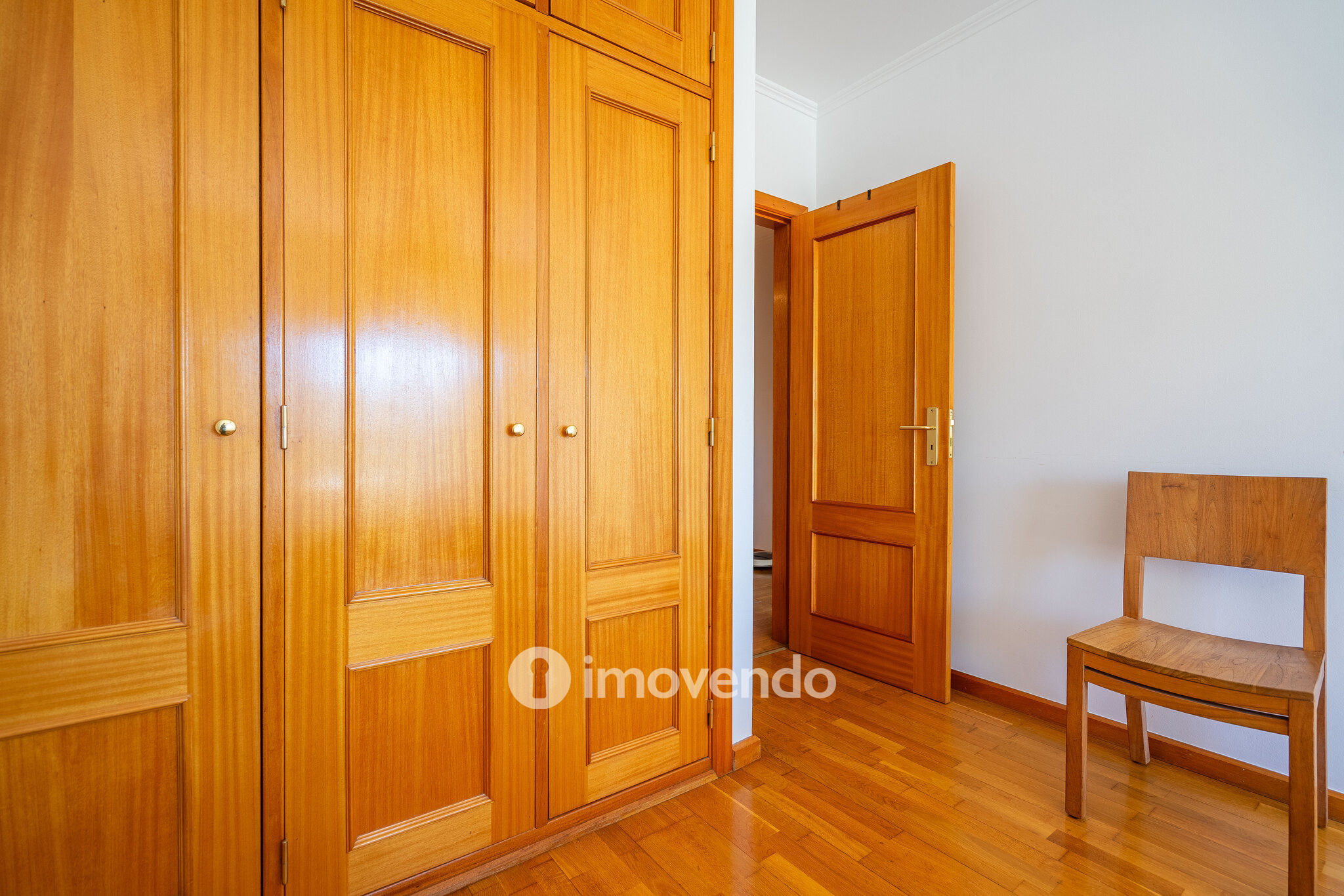 Apartamento T2 com estacionamento e arrecadação, em Mem Martins
