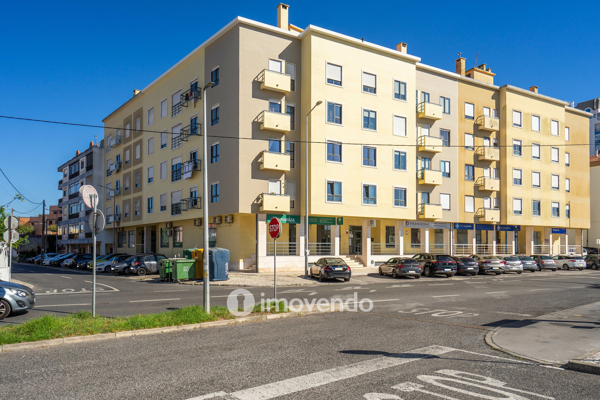 Apartamento T2 com estacionamento e arrecadação, em Mem Martins