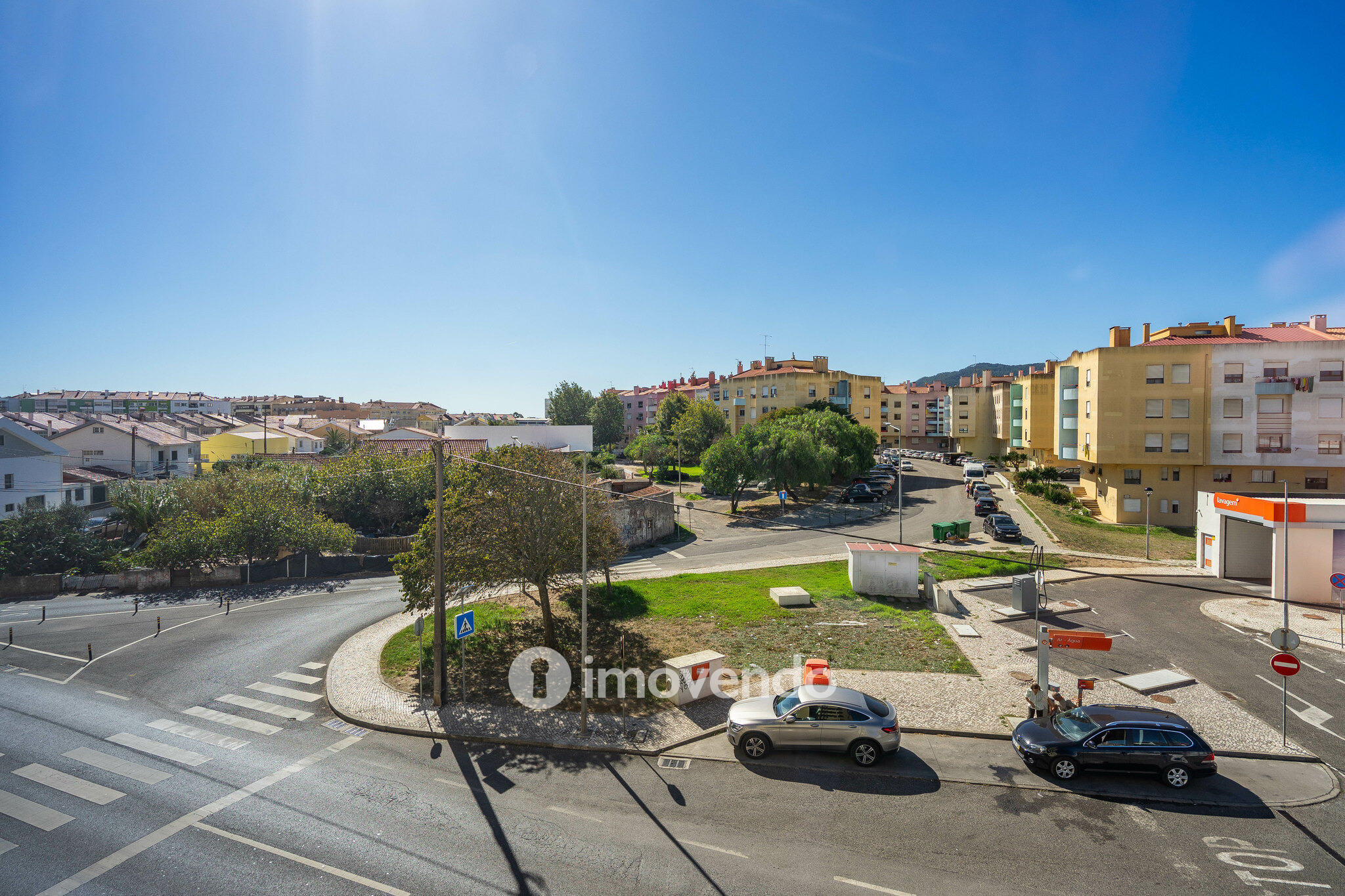 Apartamento T2 com estacionamento e arrecadação, em Mem Martins