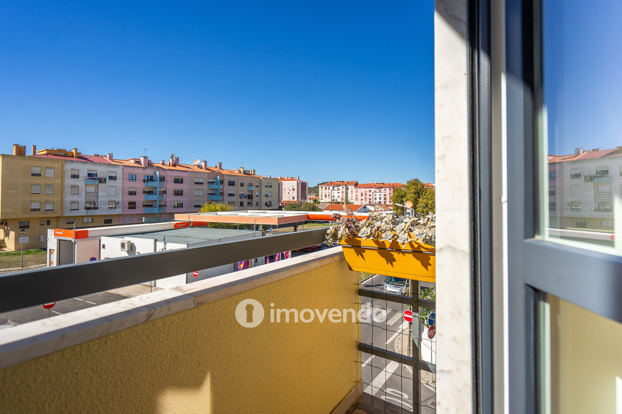 Apartamento T2 com estacionamento e arrecadação, em Mem Martins