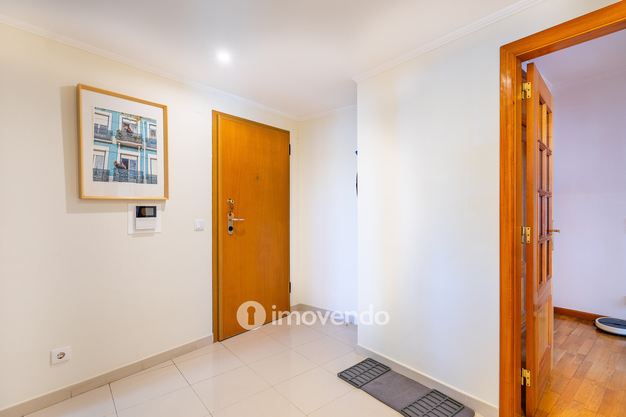 Apartamento T2 com estacionamento e arrecadação, em Mem Martins