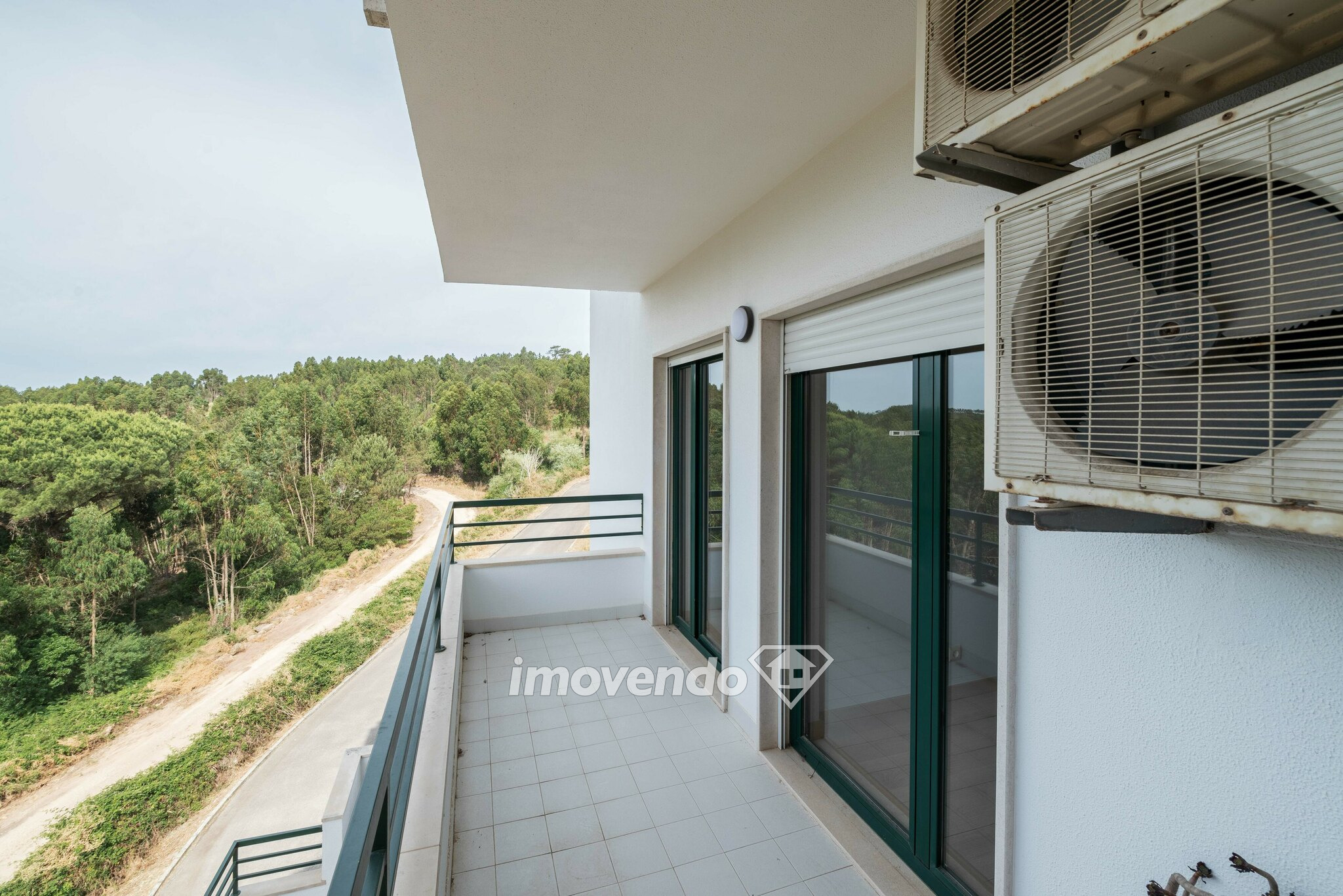 Apartamento T3 pronto a habitar, com varandas e arrecadação, em Belas