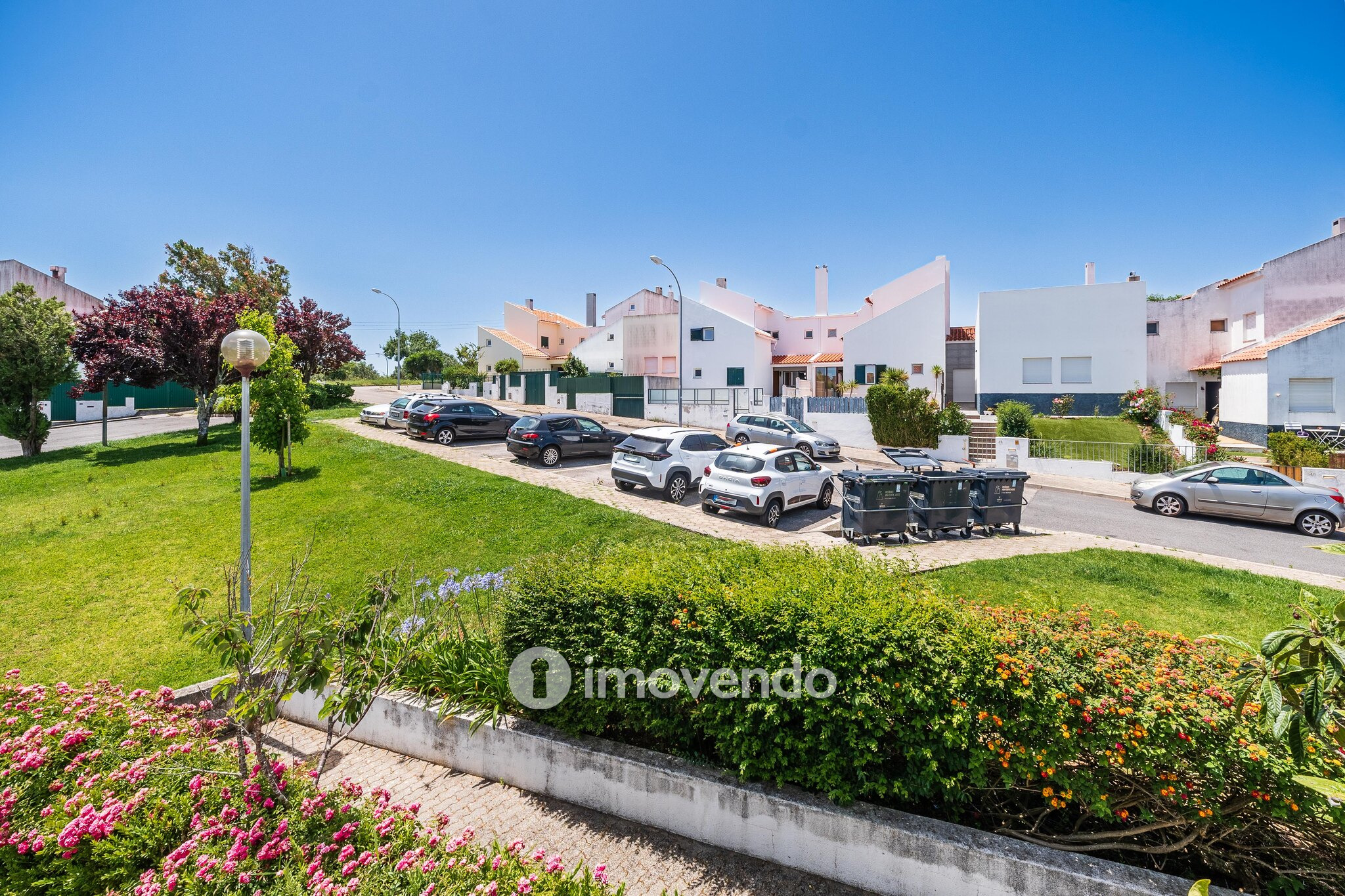 Moradia T4 isolada, totalmente mobilada e equipada, em Queijas