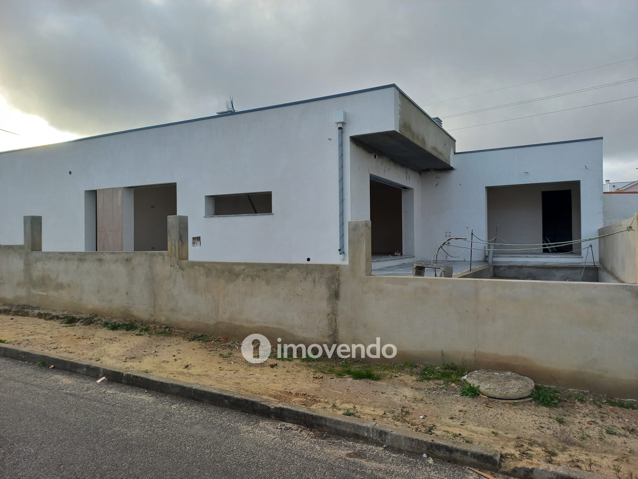 Moradia T3 em final de construção, com piscina, em Fernão Ferro