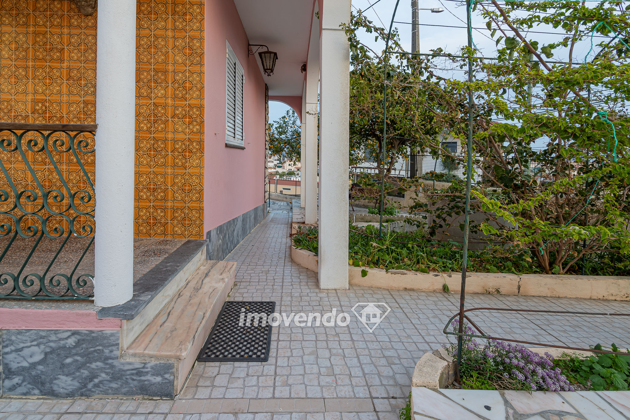 Moradia T3 com garagem, próximo da praia, na Charneca da Caparica