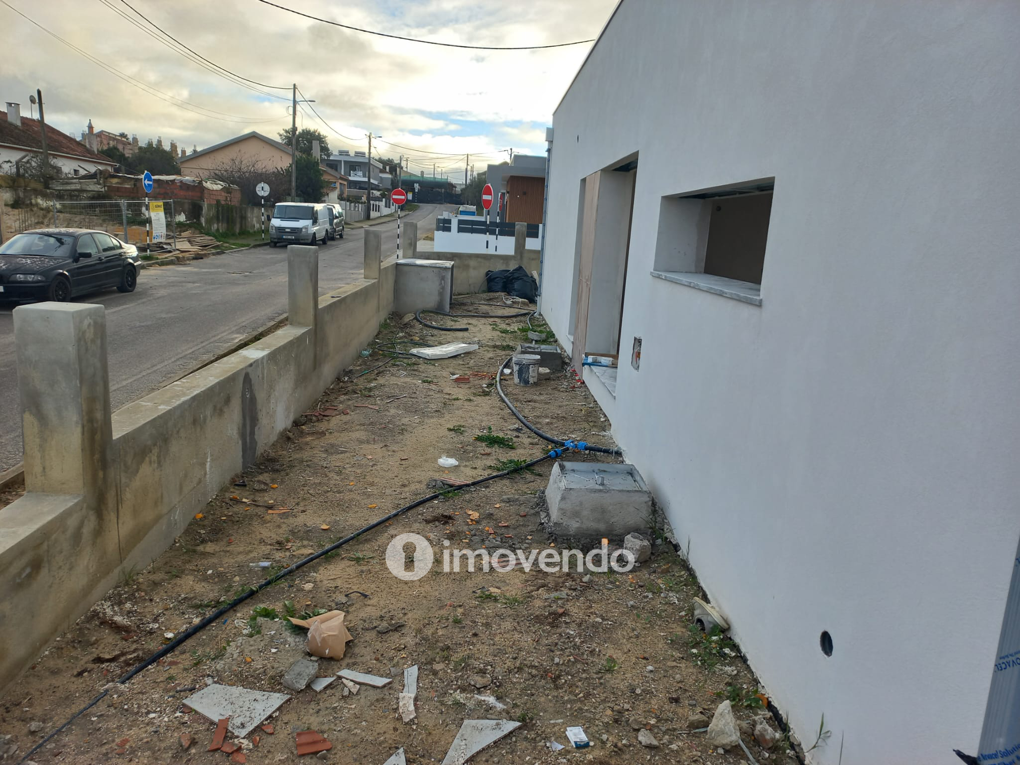 Moradia T3 em final de construção, com piscina, em Fernão Ferro
