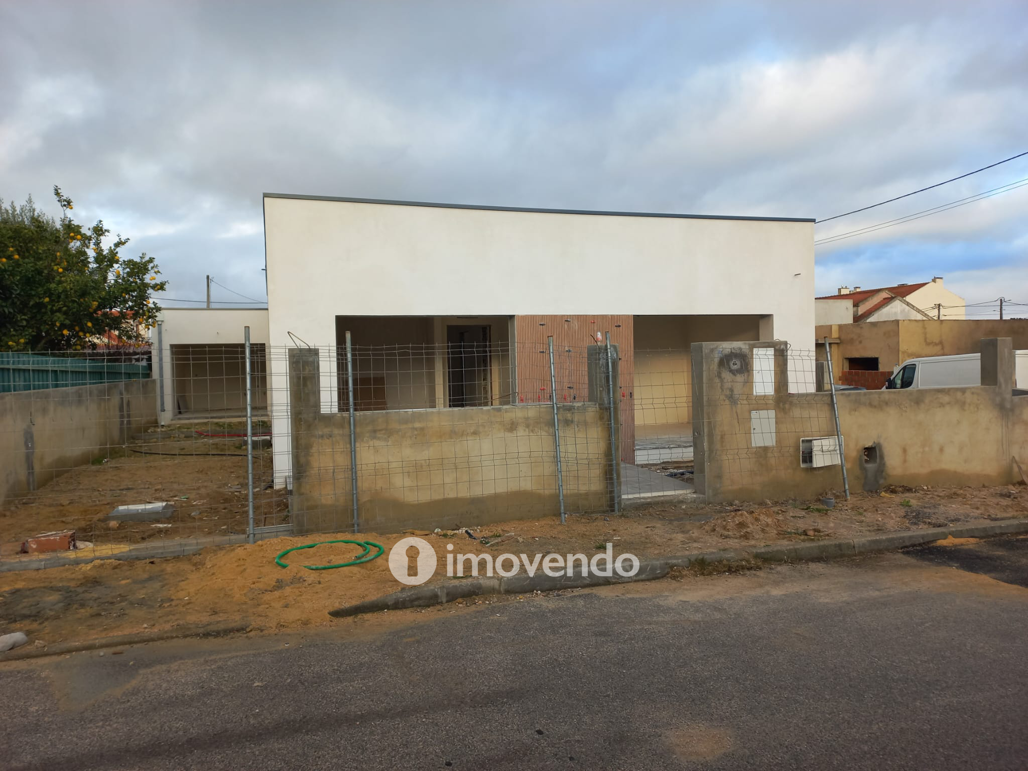 Moradia T3 em final de construção, com piscina, em Fernão Ferro